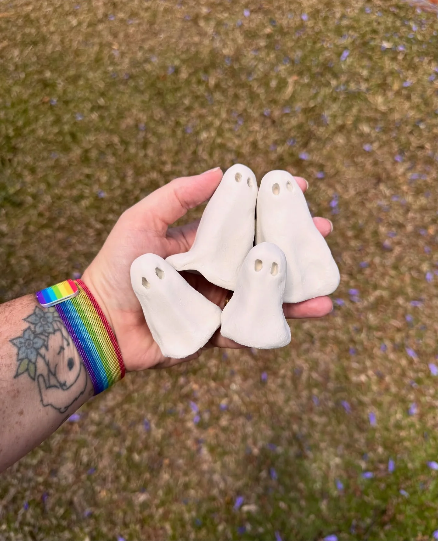 This week in #kirstysartandcraftclub we made cute little ghost families using air dry ceramic clay. Our inspiration came from @yorkghostmerchants but the kids could create different shapes too - wherever their creative hearts took them.
Next week WE