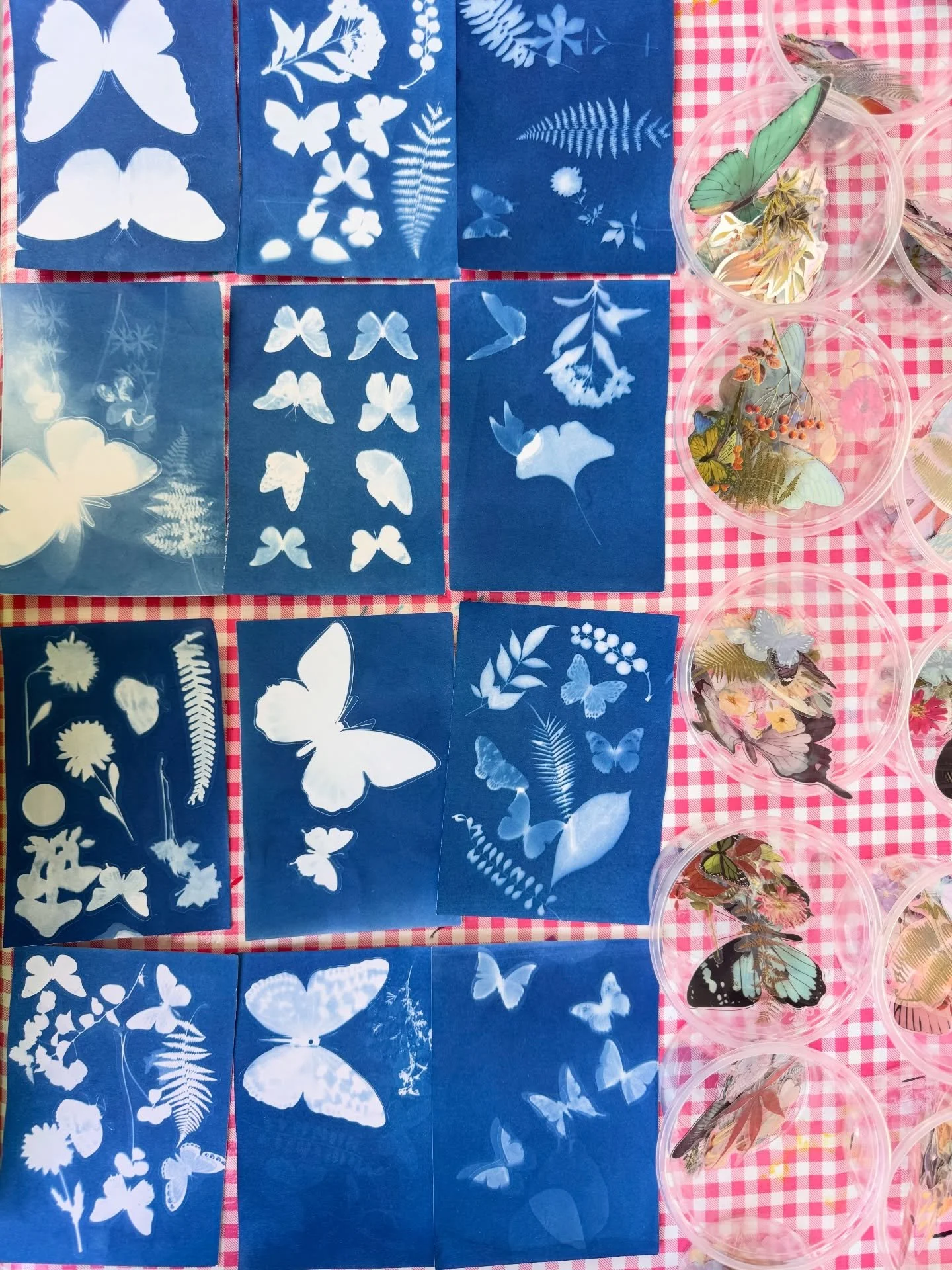 Hello Cyanotype week 👋
I love getting to introduce kids to Cyanotype printing as it has the perfect mix of science and magic. The kids get such a kick out of making their own prints and developing them 〰️