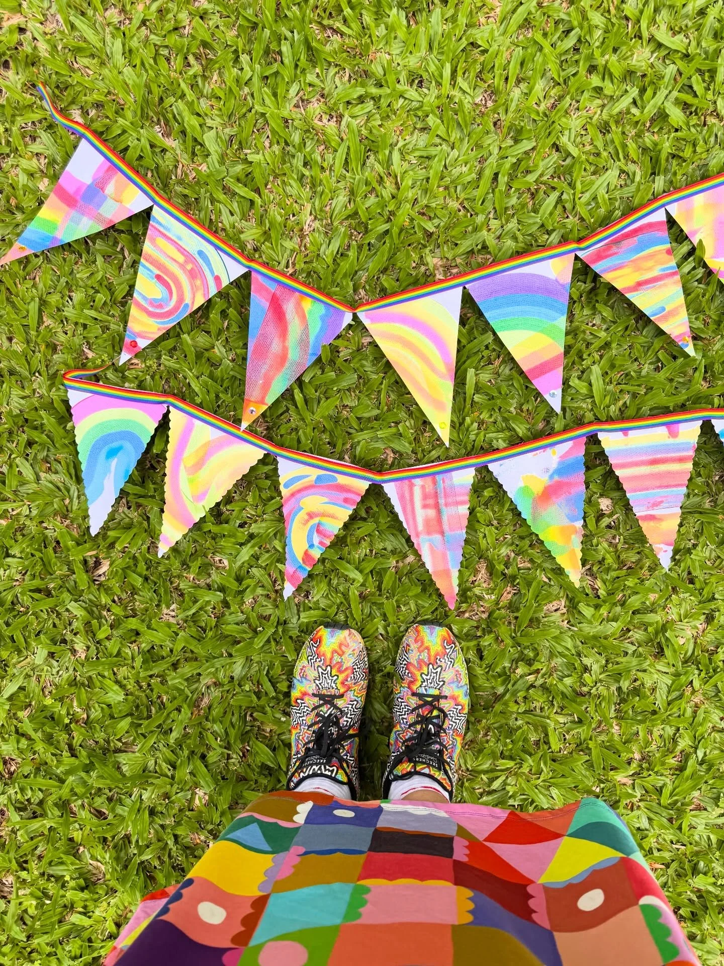This week in #helloartclub we turned our art from last week into colourful bunting ready to celebrate Easter and learned to draw beautiful daffodils 〰️