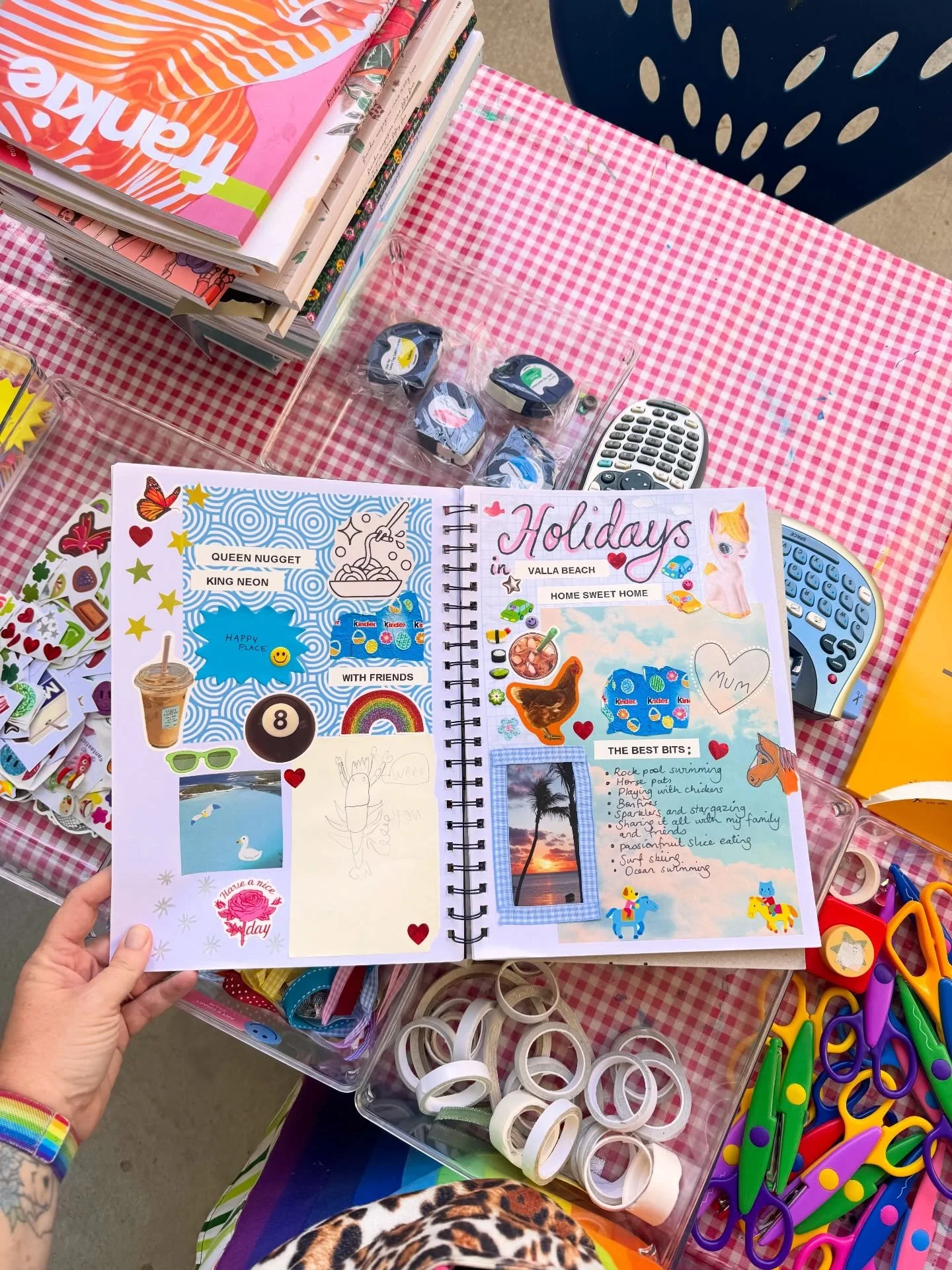 This week in my #helloartclub was SCRAPBOOKING WEEK 〰️
We scrapbooked our school holidays and made our own stickers using baking paper and packing tape ✌️
