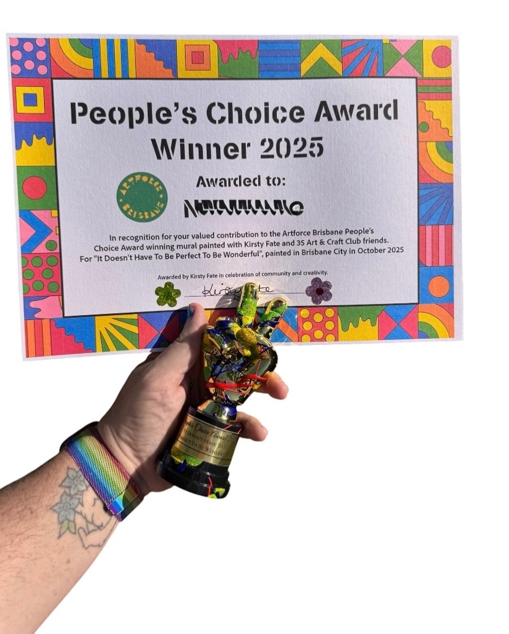 The 🍒 on top of the memorable Artforce Brisbane box painting experience was presenting every child involved with a special certificate and trophy. Watching their beaming faces as they came up on stage at school assembly made it all worth it. Also si