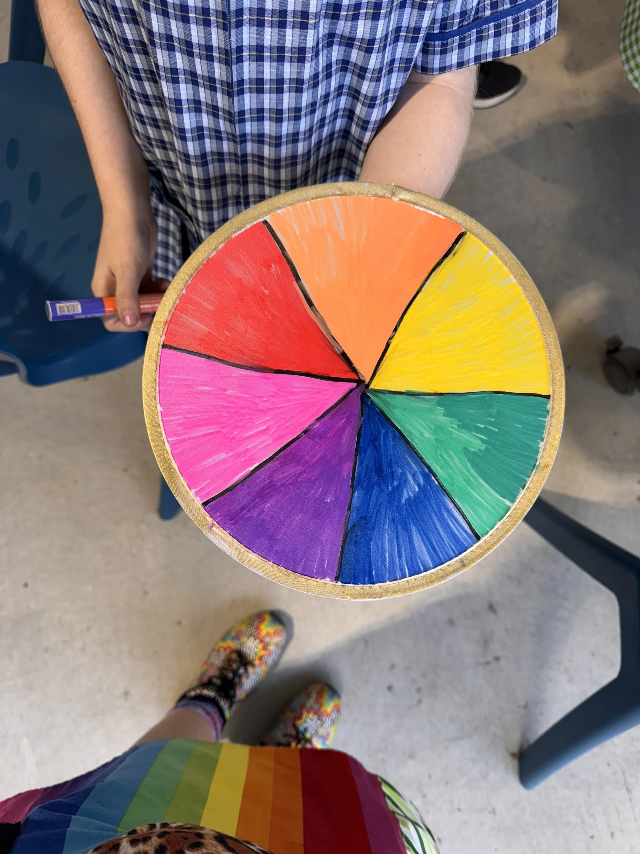 Kirstys Art & Craft Club colour theory frisbee activity