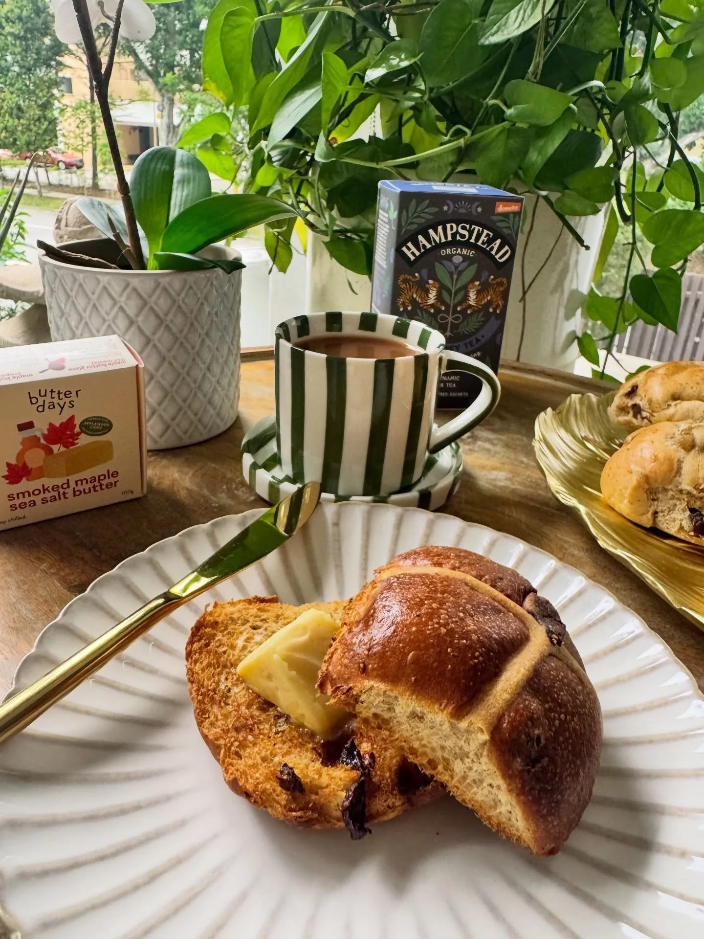 There&rsquo;s something about Easter that just calls for a proper hot cross bun&hellip; warm, toasted, with butter melting straight into it 🤍

Little Sunday moment after a run, and honestly this one hit.
Sourdough hot cross buns (so much better on t