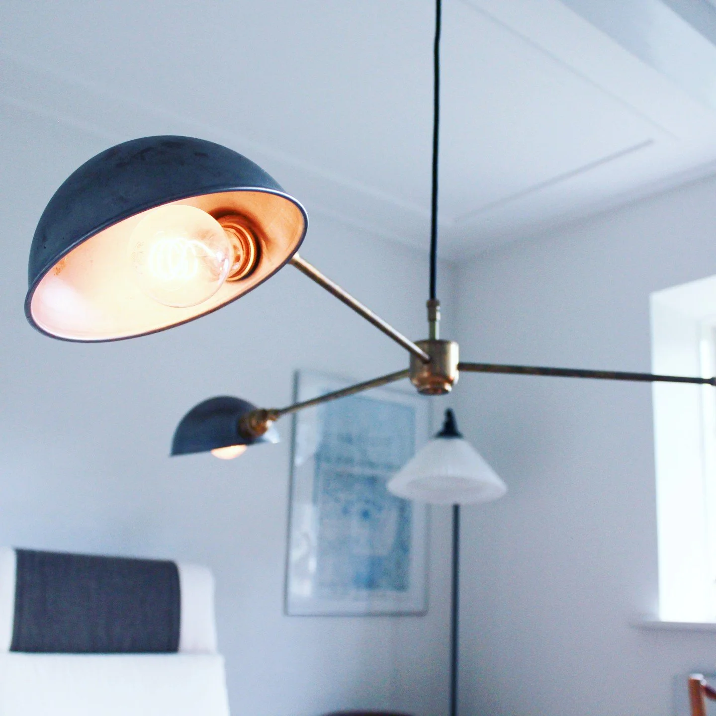 3 armet pendel
G&aring;rd ved vesterhavet

#design #k&oslash;benhavn #copenhagen #copenhagenbased #messing #lampe #pendel #stofledning #interi&oslash;r #light #homedecor #boligindretning #bolig #madetoorder
#bolig #messinglampe #butikinteri&oslash;r 