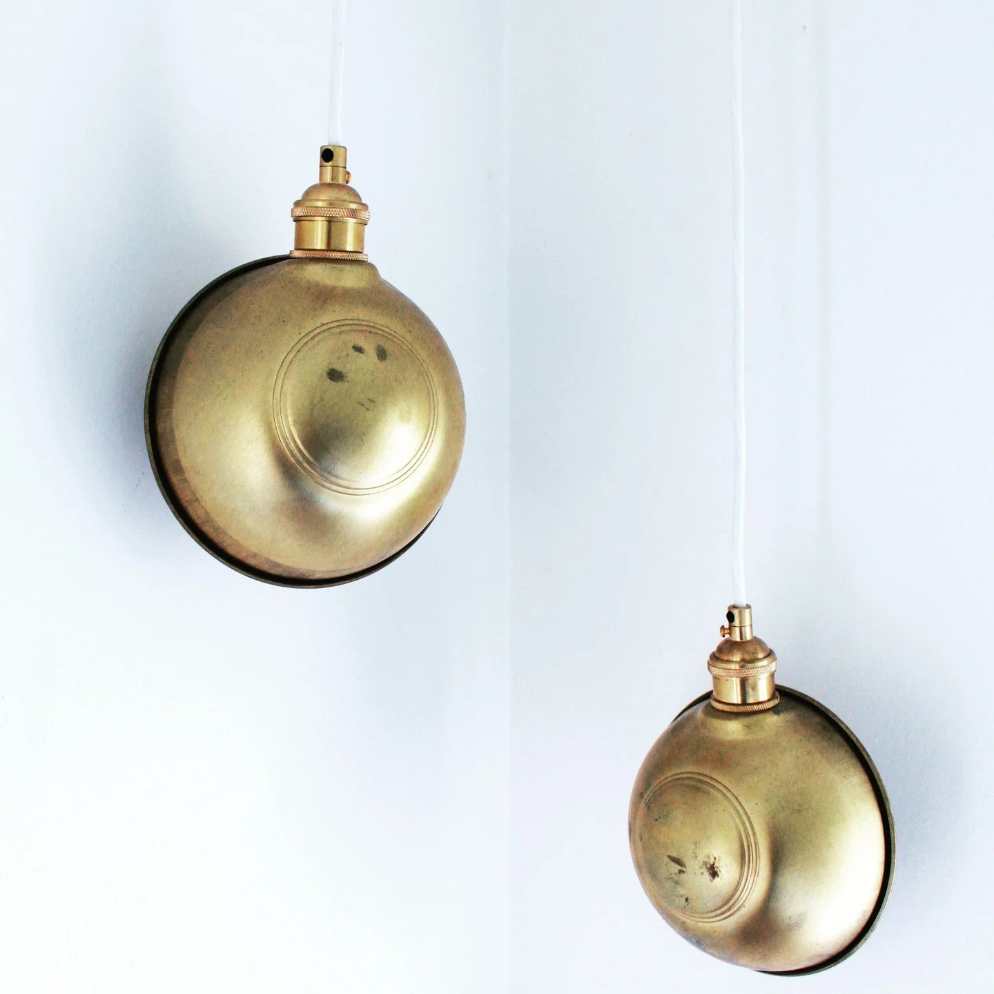 Parabolsk sk&aelig;rm
G&aring;rd ved vesterhavet

#design #k&oslash;benhavn #copenhagen #copenhagenbased #messing #lampe #pendel #stofledning #interi&oslash;r #light #homedecor #boligindretning #bolig #madetoorder
#bolig #messinglampe #butikinteri&os
