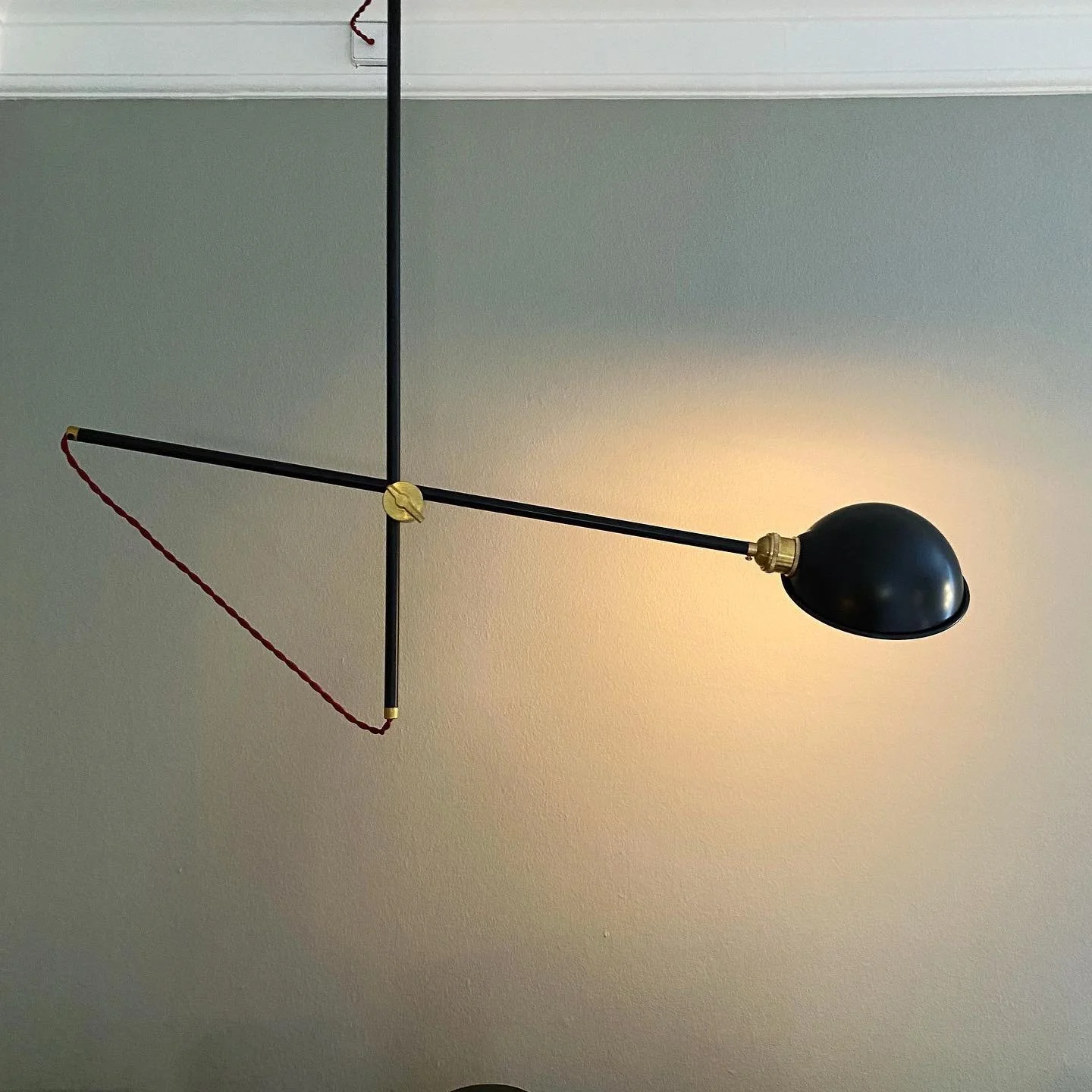 Kunst, smooth musik og fordybende samtaler...
Mine lamper er i godt selskab i @thesocialhousecph 
.
.
.
#design #k&oslash;benhavn #copenhagen #copenhagenbased #messing #lampe #pendel #stofledning #interi&oslash;r #light #lys #homedecor #boligindretni