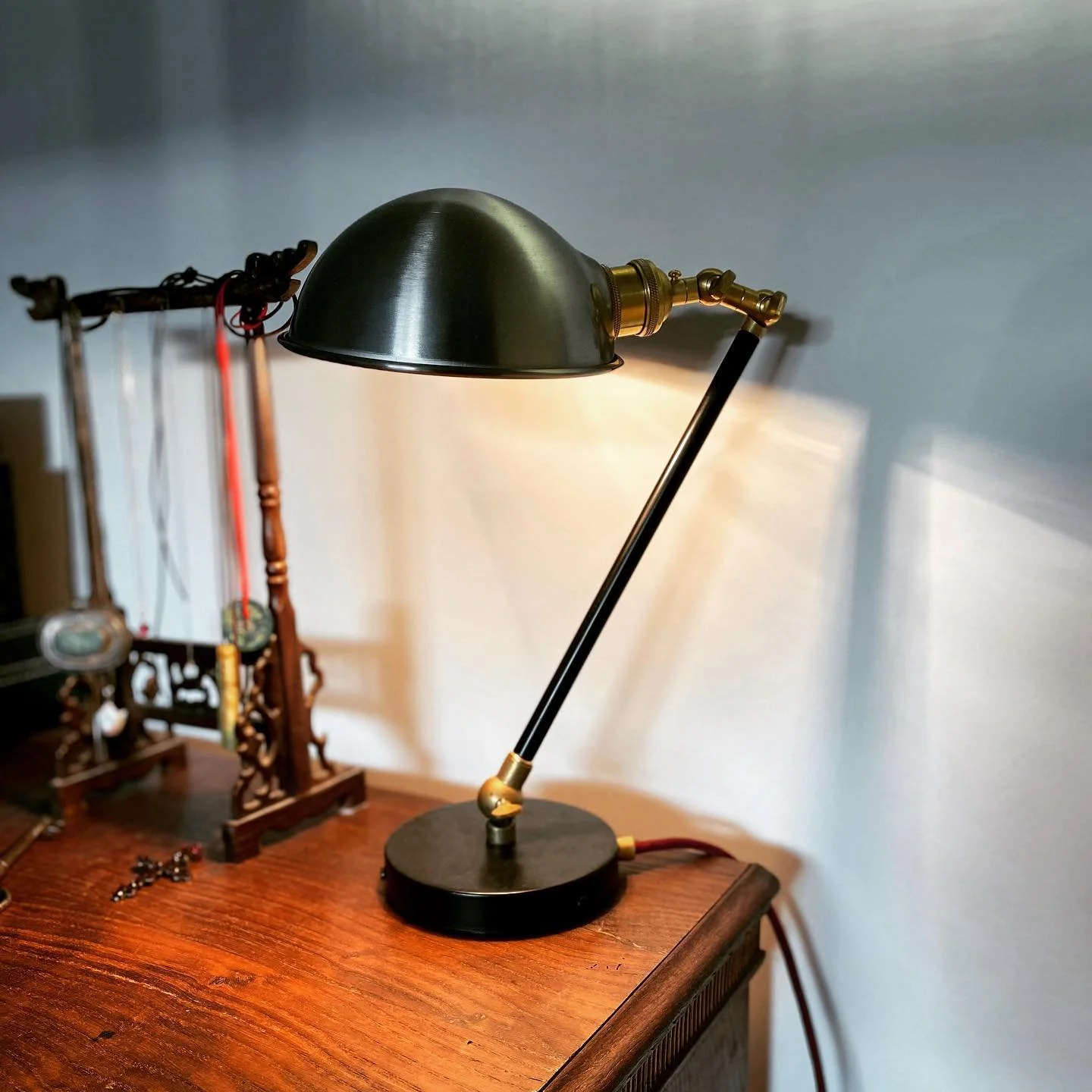 F&oslash;rste bordlampe fra @kbh_lamper // 
.
.
.
#design #k&oslash;benhavn #copenhagen #copenhagenbased #messing #lampe #pendel #stofledning #interi&oslash;r #light #lys #homedecor #boligindretning #bolig #madetoorder #s&aelig;lges
#bolig #messingla