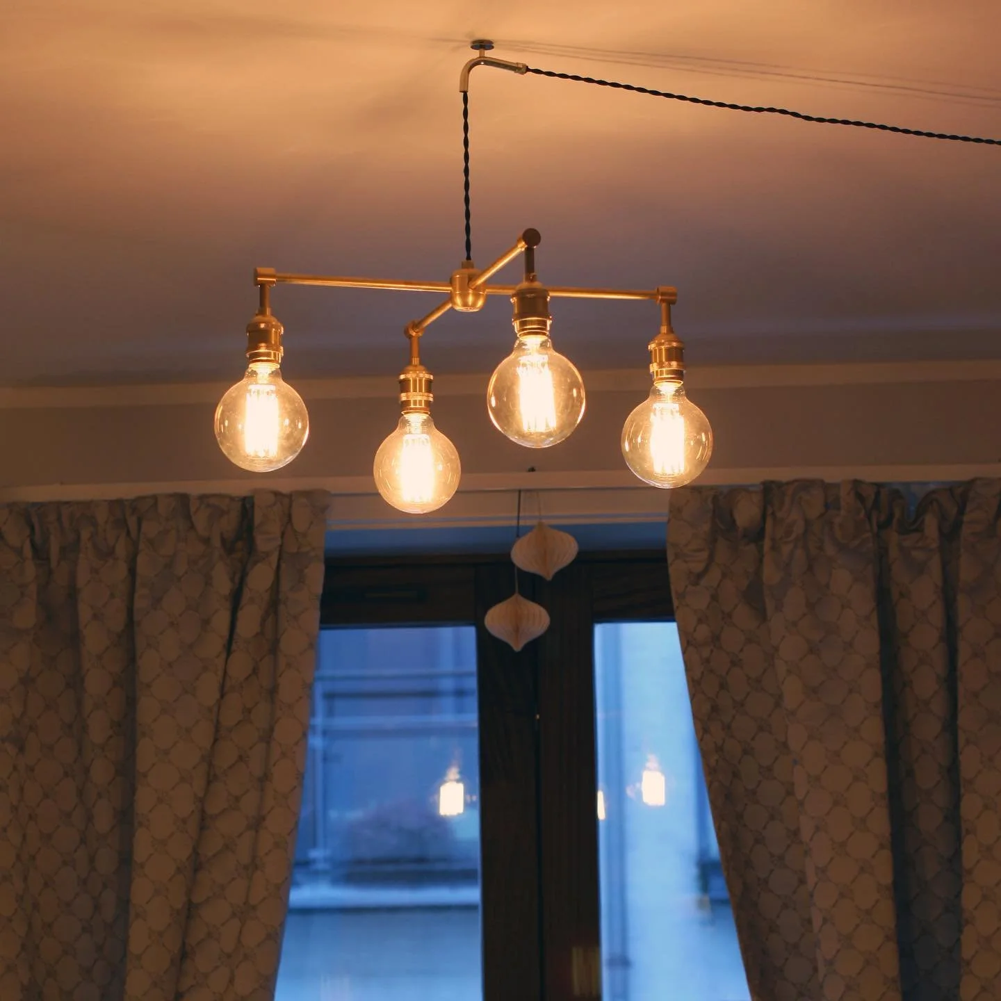 En Christianhavner har f&aring;et ny pendel 😁
#messing&amp;snoetstofledningerl&aelig;kkert
.
.
.
#design #k&oslash;benhavn #copenhagen #copenhagenbased #messing #lampe #pendel #stofledning #interi&oslash;r #light #lys #homedecor #boligindretning #bo