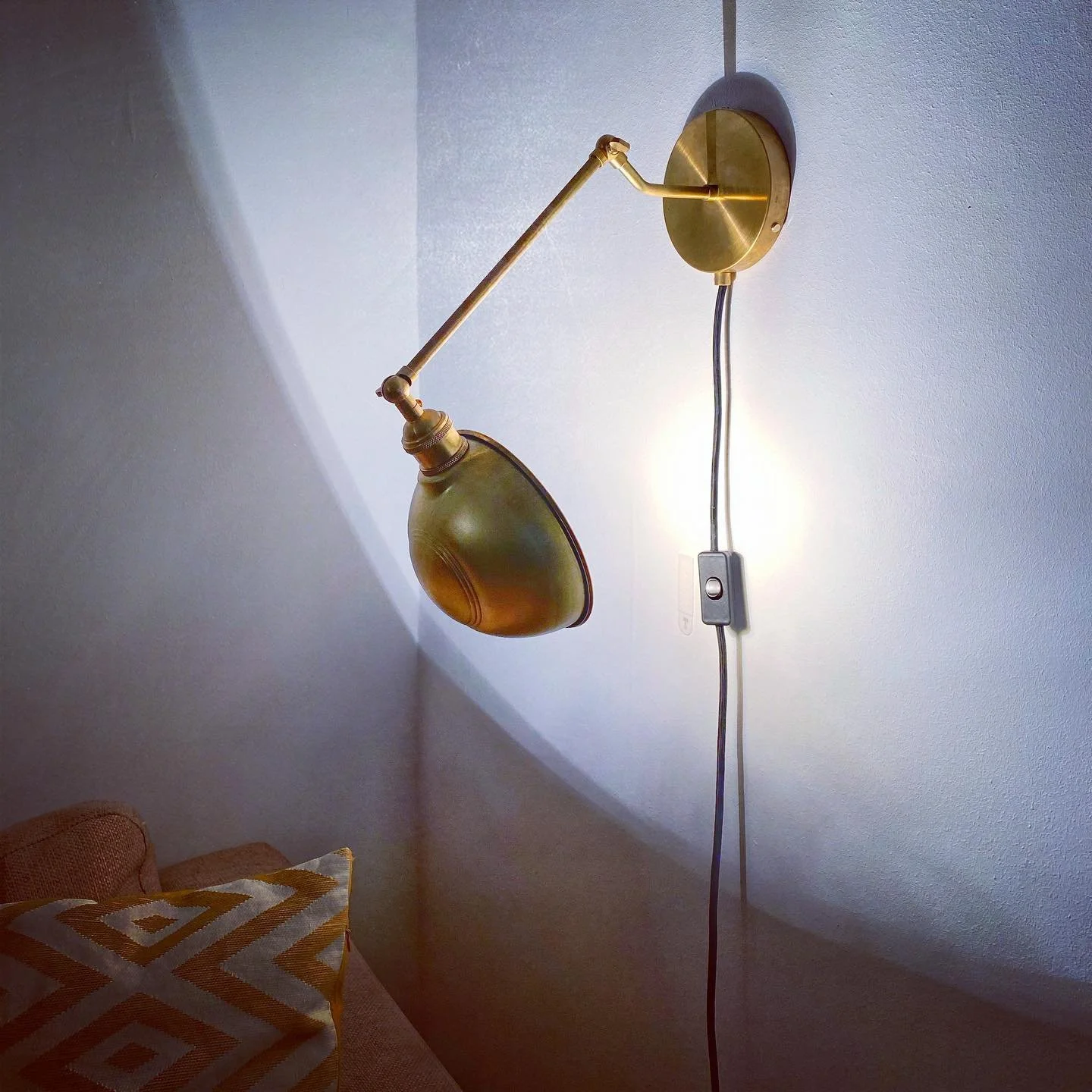 Messing v&aelig;glampe // lavet p&aring; bestilling
.
.
.
#design #k&oslash;benhavn #copenhagen #copenhagenbased #messing #lampe #pendel #stofledning #interi&oslash;r #light #lys #homedecor #boligindretning #bolig #madetoorder #s&aelig;lges
#bolig #m