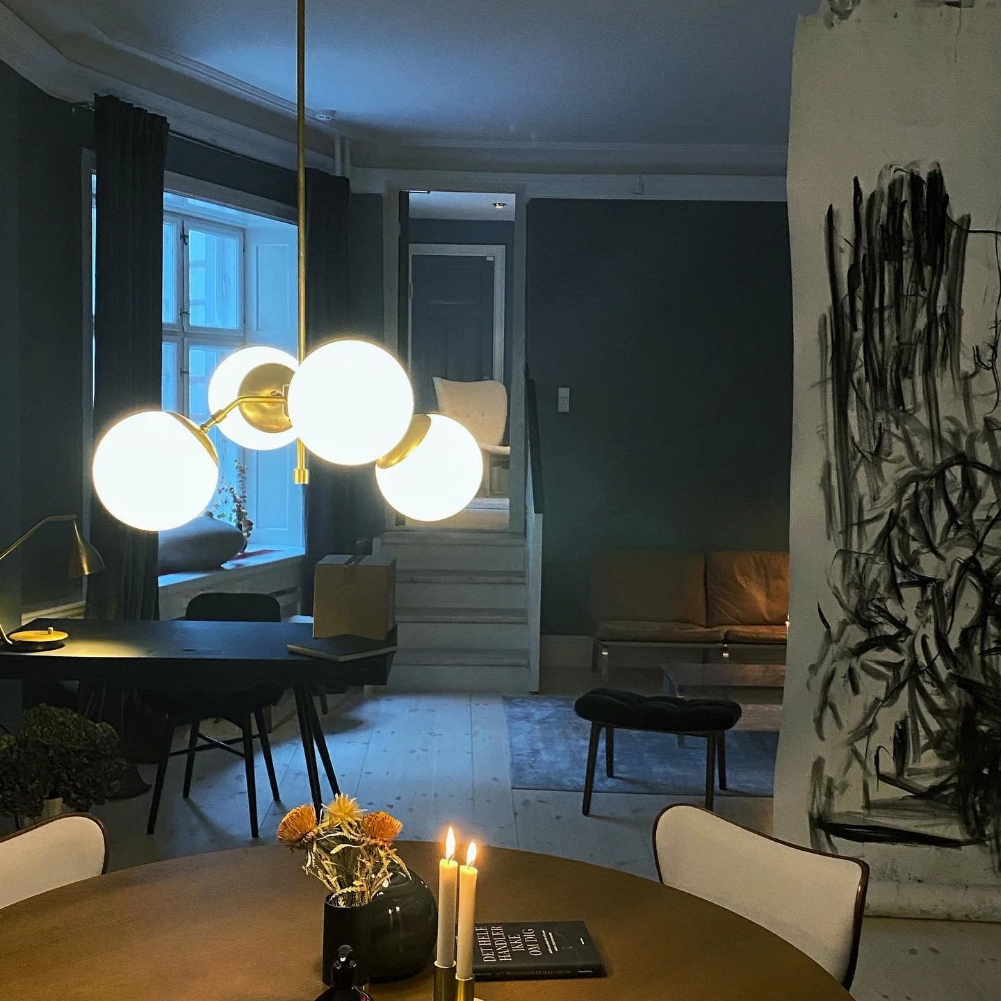 M&oslash;de/spisebords pendel @thesocialhousecph 

Design &amp; produktion @kbh_lamper 
.
.
.
#design #k&oslash;benhavn #copenhagen #copenhagenbased #messing #lampe #pendel #stofledning #interi&oslash;r #light #lys #homedecor #boligindretning #bolig 