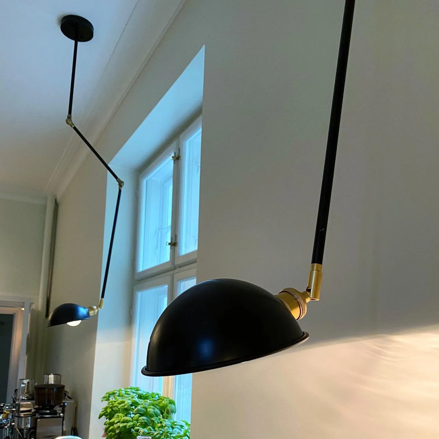 Lofth&aelig;ngt #k&oslash;kkenlampe 
.
Udviklet i samarbejde med @le.metier 
.
.
.
#design #k&oslash;benhavn #copenhagen #copenhagenbased #messing #lampe #pendel #stofledning #interi&oslash;r #light #lys #homedecor #boligindretning #bolig #madetoorde