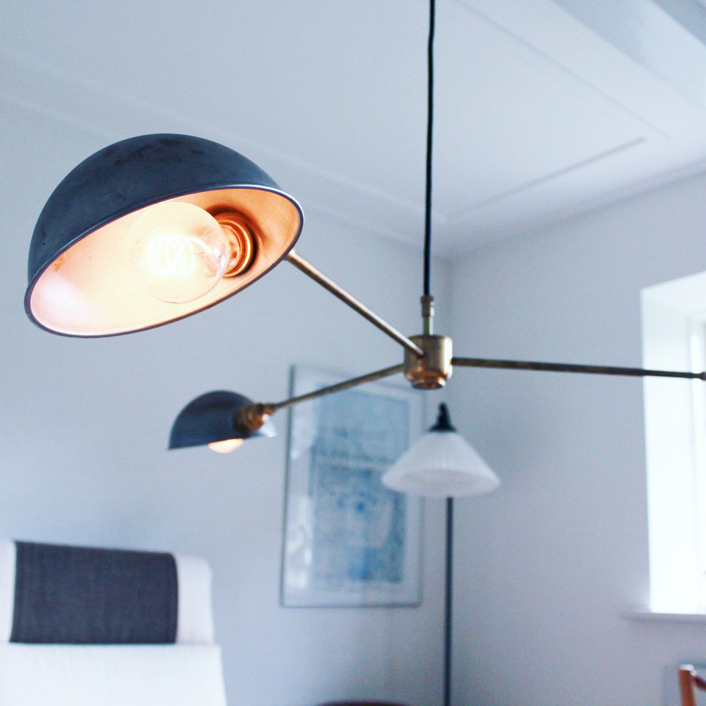 3 armet pendel
G&aring;rd ved vesterhavet

#design #k&oslash;benhavn #copenhagen #copenhagenbased #messing #lampe #pendel #stofledning #interi&oslash;r #light #homedecor #boligindretning #bolig #madetoorder
#bolig #messinglampe #butikinteri&oslash;r 