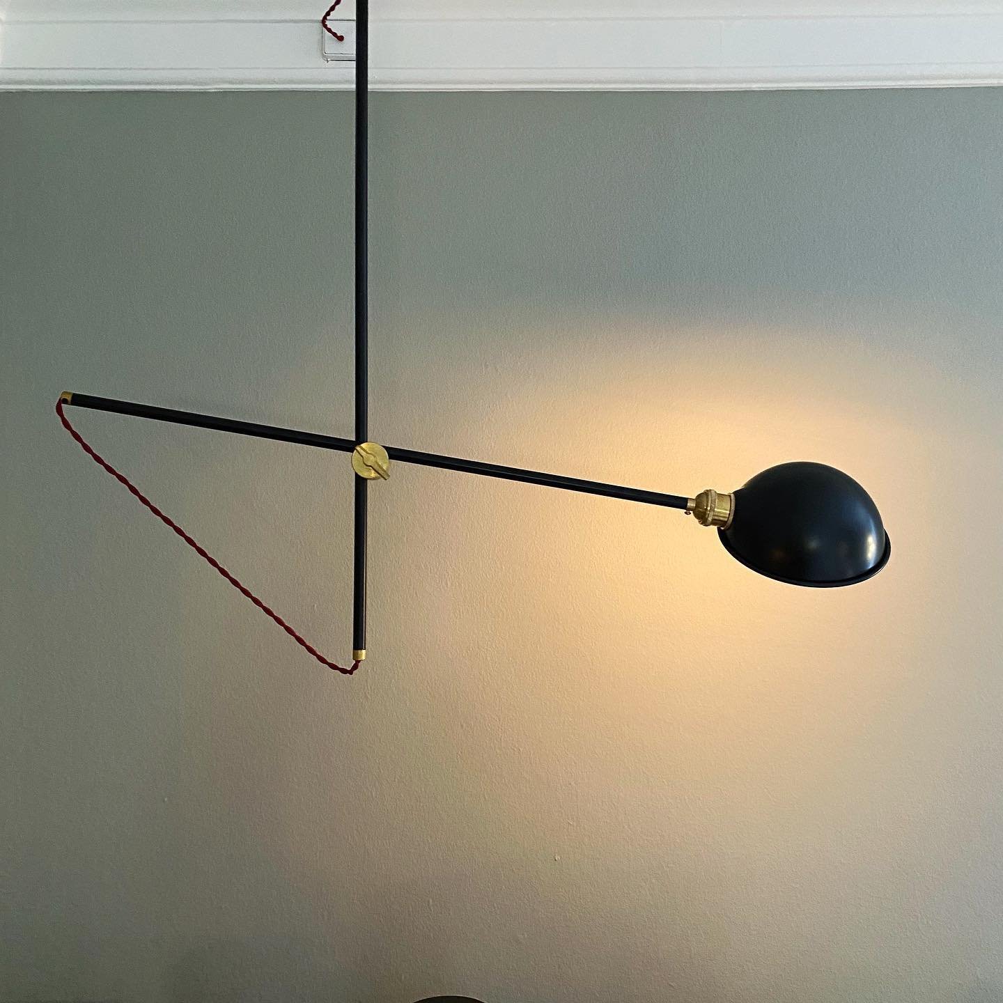 Kunst, smooth musik og fordybende samtaler...
Mine lamper er i godt selskab i @thesocialhousecph 
.
.
.
#design #k&oslash;benhavn #copenhagen #copenhagenbased #messing #lampe #pendel #stofledning #interi&oslash;r #light #lys #homedecor #boligindretni