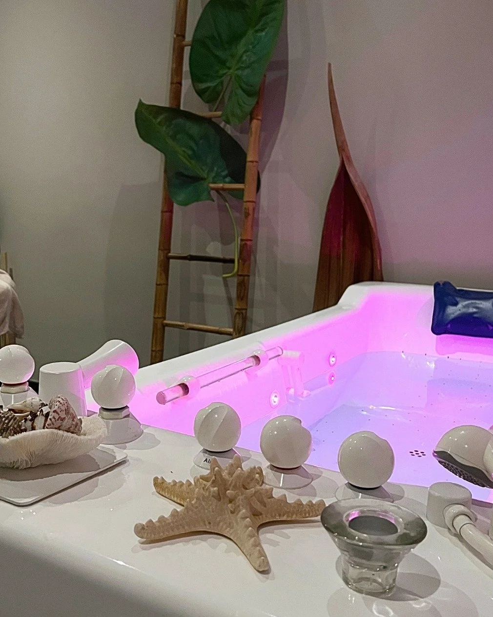 Pehmenn&auml; paluu arkeen Day Span hemmotteluhoitojen avulla:

✅ Day Spa:ssamme unohtumattomat el&auml;mykset hivelev&auml;t kehoa ja mielt&auml;. 
✅ Nauti hemmottelusta my&ouml;s keskell&auml; viikkoa
✅ Saatavilla mm. erilaiset hemmottelukylvyt, hi