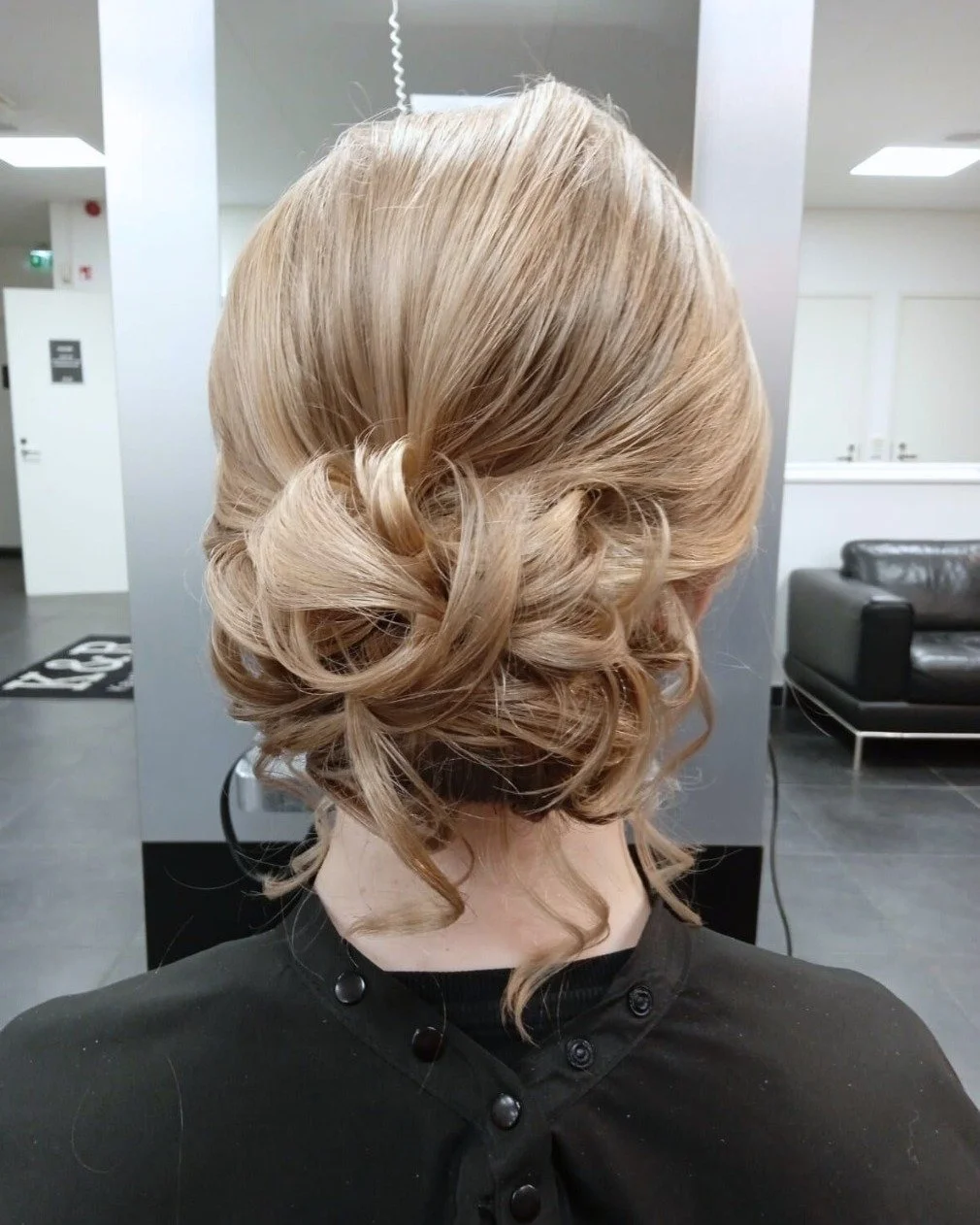 Pikkujoulukausi l&auml;hestyy! 💃

Puku, keng&auml;t, rusketus, asusteet, hiukset, meikki, lahjat&hellip; aikamoinen lista mietitt&auml;v&auml;&auml;!

Tule helpottamaan urakkaa, meilt&auml; saat monta asiaa hoidettua yhdell&auml; k&auml;ynnill&auml;