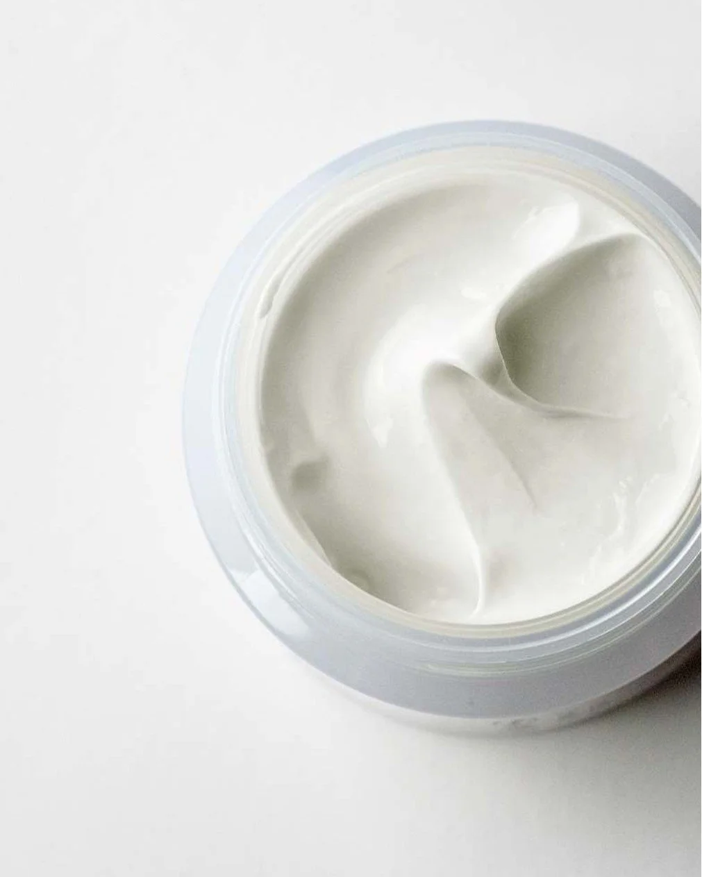 Iho kirist&auml;&auml;, punoittaa tai lehahtaa pienest&auml;kin? 💧 Silloin se saattaa olla merkki siit&auml;, ett&auml; ihon suojamuuri kaipaa tukea.

Herkkyys voi tuntua monella tavalla: kuumotuksena, kirvelyn&auml; tai kutinana, ja joskus ilman n&