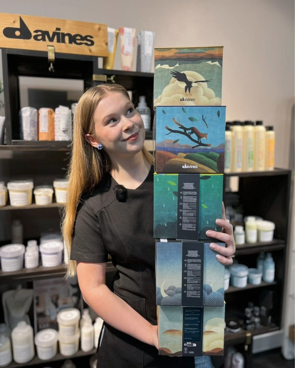 Davinesin ihanat lahjapaketit ovat j&auml;lleen saatavilla hoitolastamme 🎁

Olivatpa hiukset v&auml;rj&auml;tyt, kuivat, kiillottomat tai kaipaavat lis&auml;&auml; tuuheutta, Davinesin joulupaketeista l&ouml;ytyy jokaiseen tarpeeseen oma vaihtoehto.