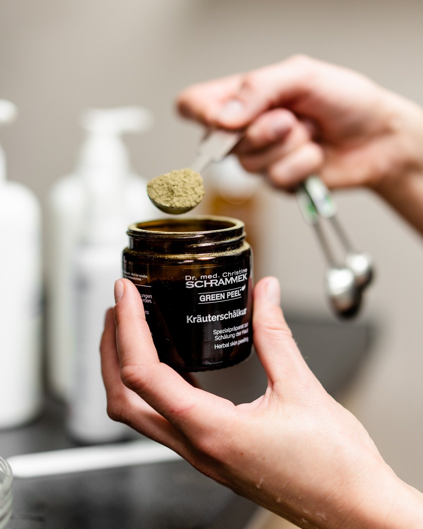 Saavu juhliin itsevarmana ja s&auml;dehtiv&auml;n&auml; - viel&auml; ehdit varaamaan aikasi juhlakauden kaunistautumista varten!

Suosittelemme erityisesti n&auml;it&auml;:
🌿 GREEN PEEL&reg; Fresh Up &ndash; tuo ihollesi upeaa kirkkautta ja hehkua v