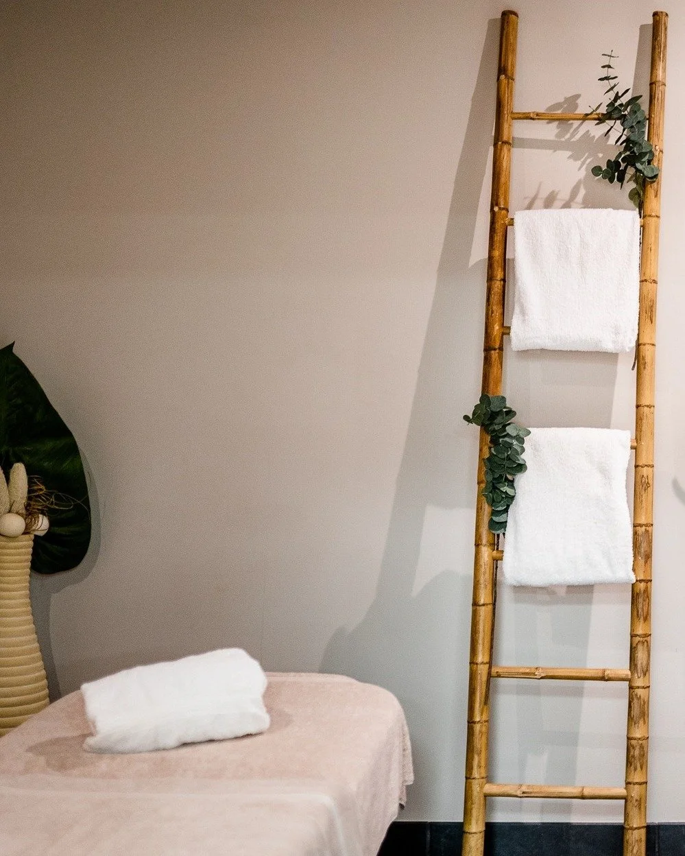 UUTTA: Harmony Spa -hoitopaketti johdattaa sinut kiireett&ouml;m&auml;&auml;n ymp&auml;rist&ouml;&ouml;n, jossa mieli lep&auml;&auml; ja keho rentoutuu. 
 
💆&zwj;♀️Hoito alkaa l&auml;mpim&auml;ll&auml;, aromaattisella kylvyll&auml;, jossa hierontasu