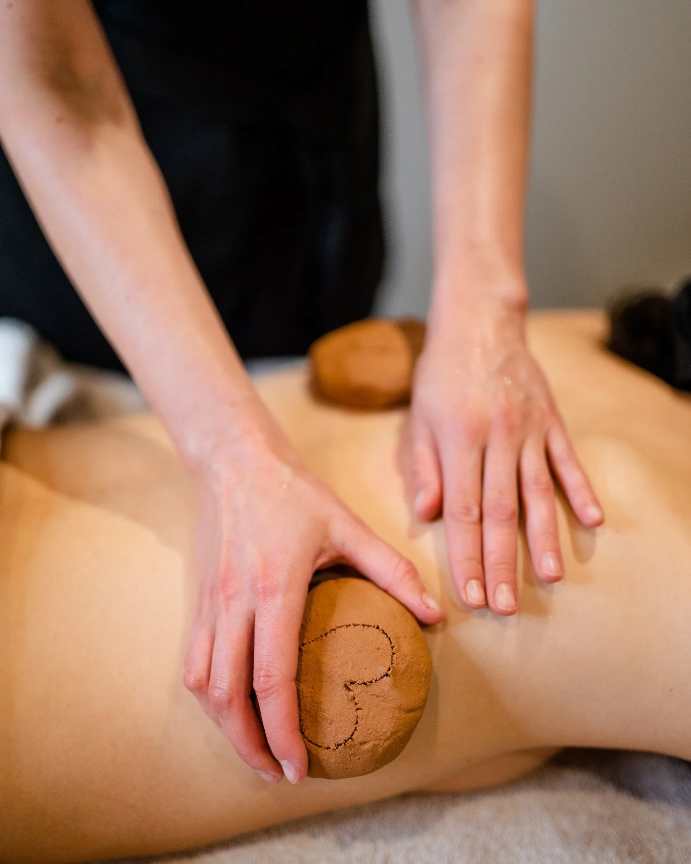 Seremoniallista rentoutumista 

Vuonna 2019 lajinsa parhaaksi vartalonhoitomenetelm&auml;ksi palkittu Rajawatu -vartalonhoitoseremonia yhdist&auml;&auml; energiahoidon, hieronnan ja aistia helliv&auml;t hierontakivet ihanan hemmottelevaksi SPA-kokona