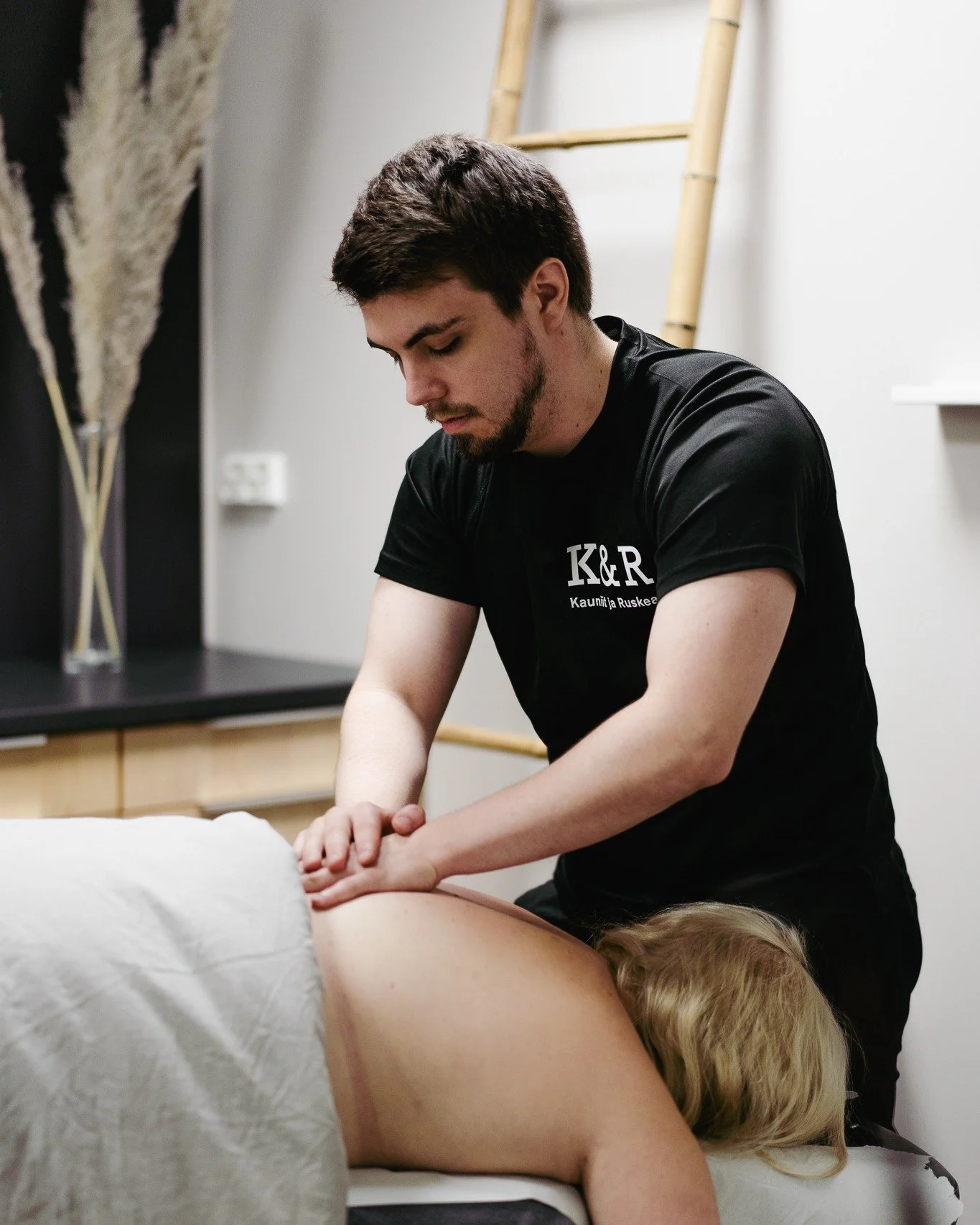 Nyt on viimeinen mahdollisuus siirt&auml;&auml; palvelusetelien edut ensi vuodelle! 😱

Ostamalla lahjakortin hierontaan saat pidennetty&auml; hyvinvointietujesi (ePassi-, Edenred hyvinvointiedut ja SmartumPay hierontasaldo) voimassaoloaikaa nelj&aum