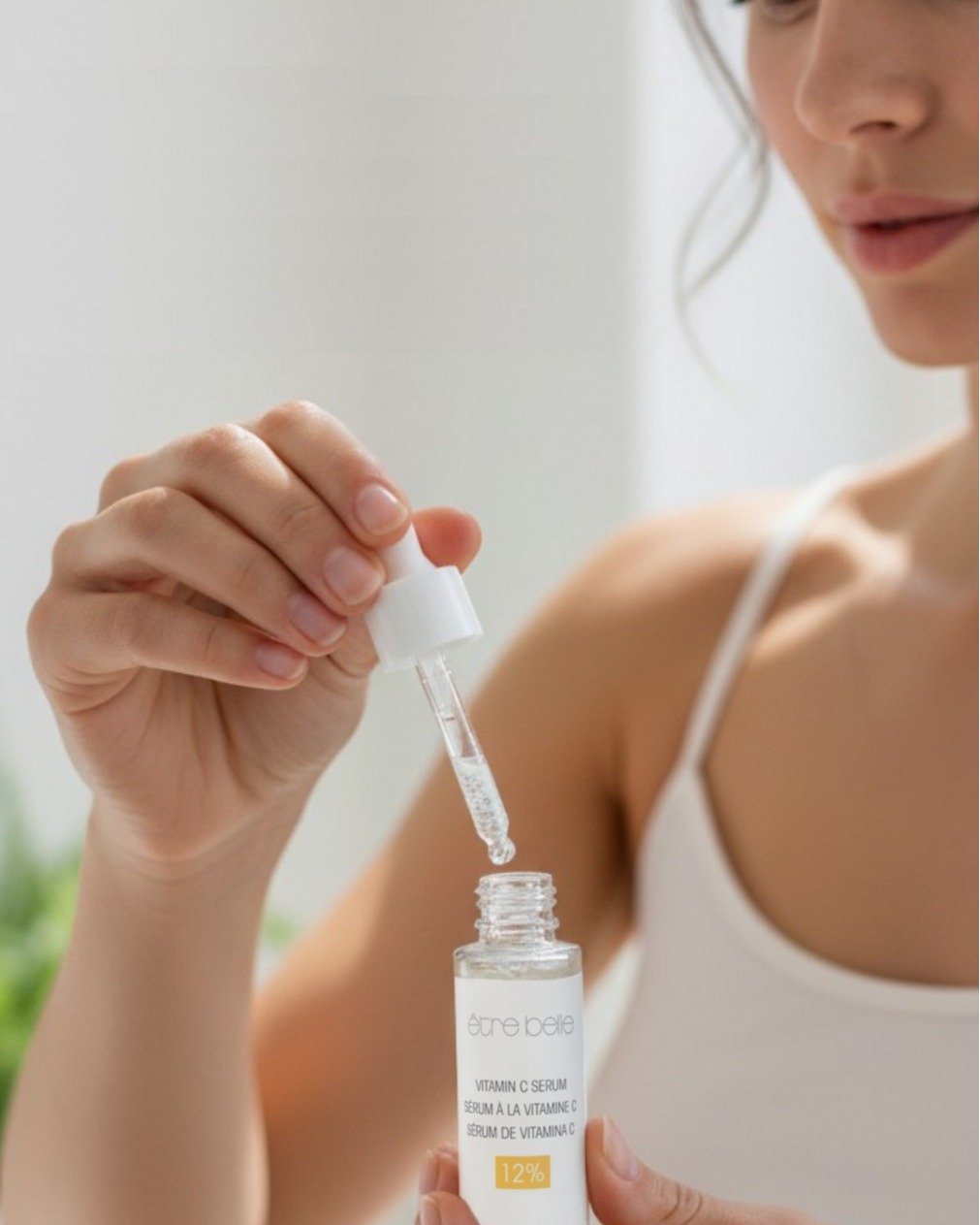 C-vitamiini on hyvinvoivan ihon eliksiiri:

🍊Antaa antioksidanttisuojan
Ehk&auml;isee oksidatiivisen stressin aiheuttamia ik&auml;&auml;ntymisen merkkej&auml;.

🍊Rakentaa uutta kollageenia
Tuottamalla kollageenis&auml;ikeiden muodostamiseen tarvitt