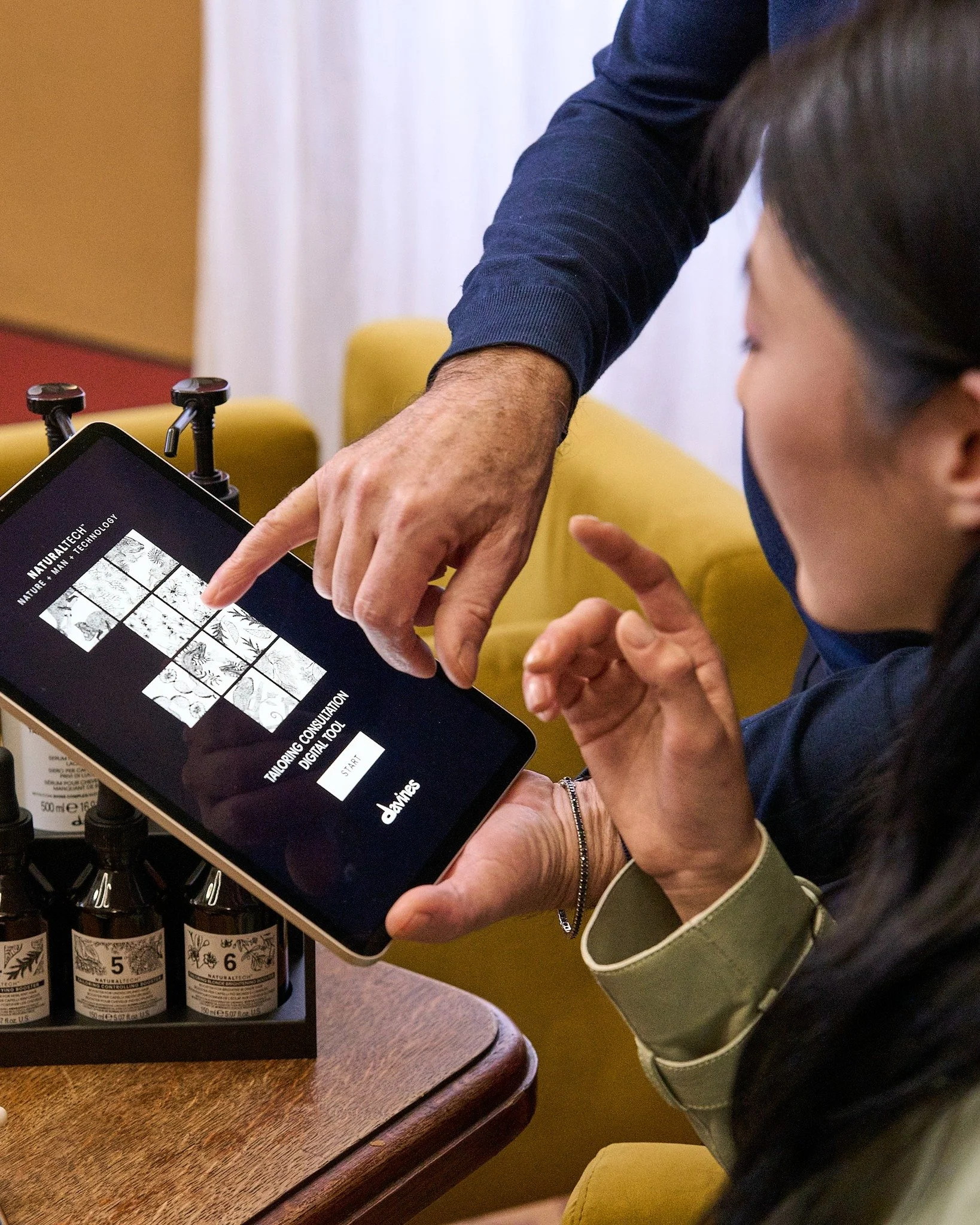 Kaipaatko apua hiustenhoitoon?

Davines Tailoring -hiushoidossa saat v&auml;lit&ouml;nt&auml; ja yksil&ouml;llist&auml; apua hiushaasteisiisi
💗 Hiusten ja hiuspohjan analyysin perusteella tehd&auml;&auml;n juuri sinulle sopiva base + booster -yhdist