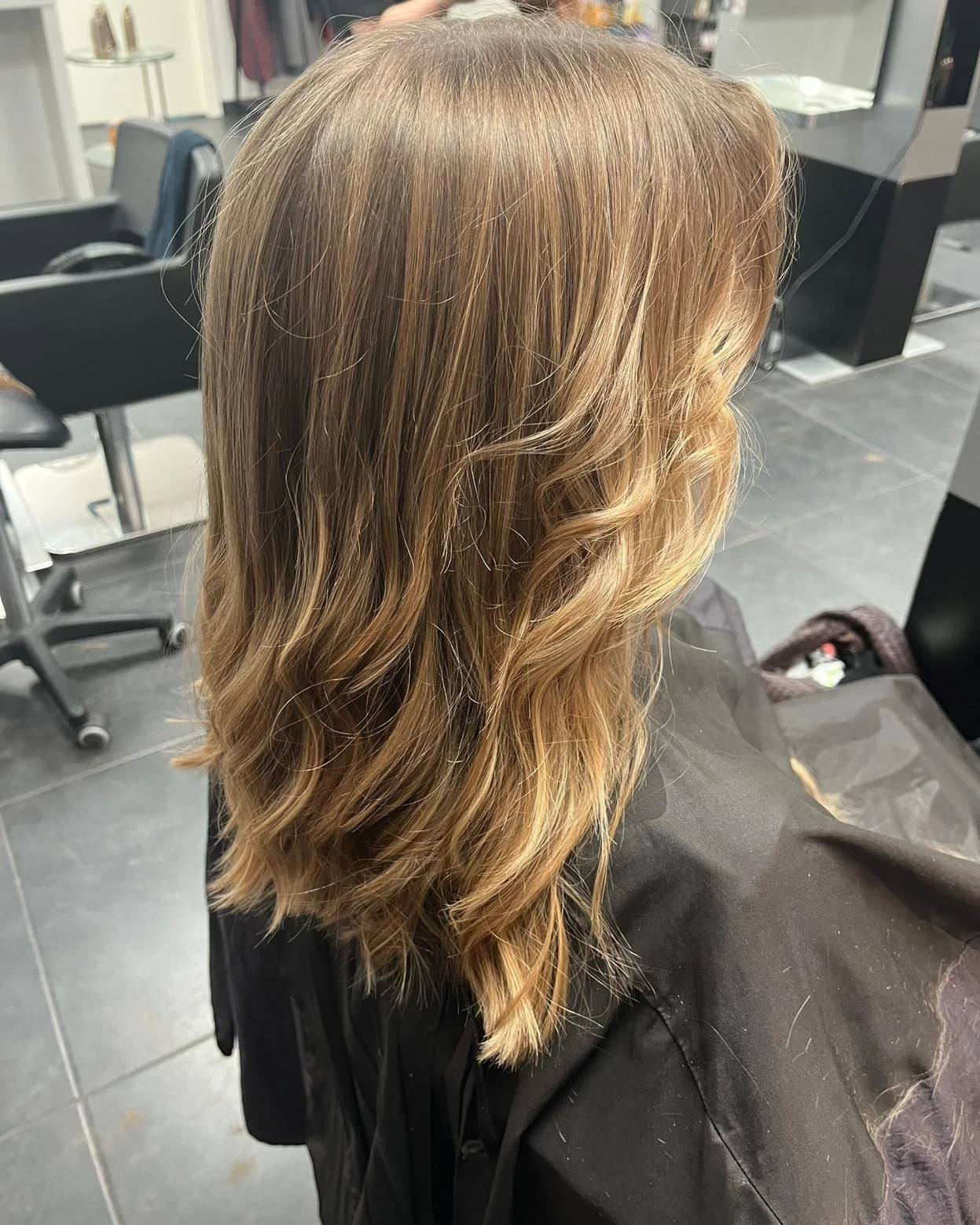 Pienill&auml; muutoksilla suuri freesaus 💇&zwj;♀️ Kurkkaa l&auml;ht&ouml;tilanne seuraavasta kuvasta!

Hiustenleikkaukset ja metallinpoistot nyt oppilasty&ouml;n&auml; -30%

.
.
.
#kampaamoturku #hansakortteli #kaunistukaikessarauhassa