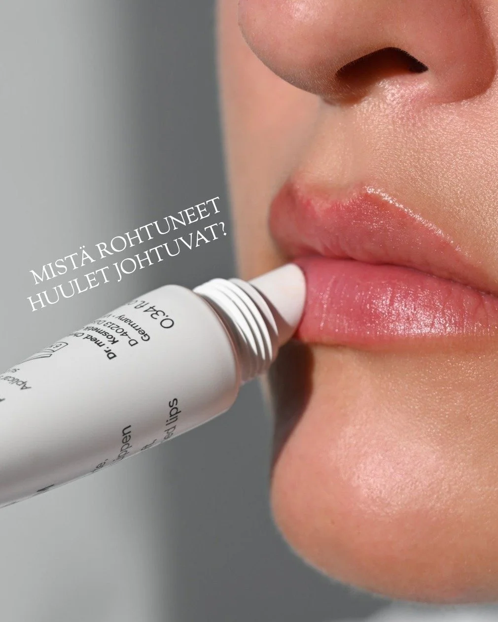 Rohtuneita huulia aiheuttavat muun muassa:

🩷L&auml;mp&ouml;tilanvaihtelut, kuiva sis&auml;- ja ulkoilma ja kova tuuli
🩷Auringon UV-s&auml;teily
🩷Riitt&auml;m&auml;t&ouml;n nesteytys
🩷 Huulien nuoleminen
🩷Huulia &auml;rsytt&auml;v&auml;t ainesoa