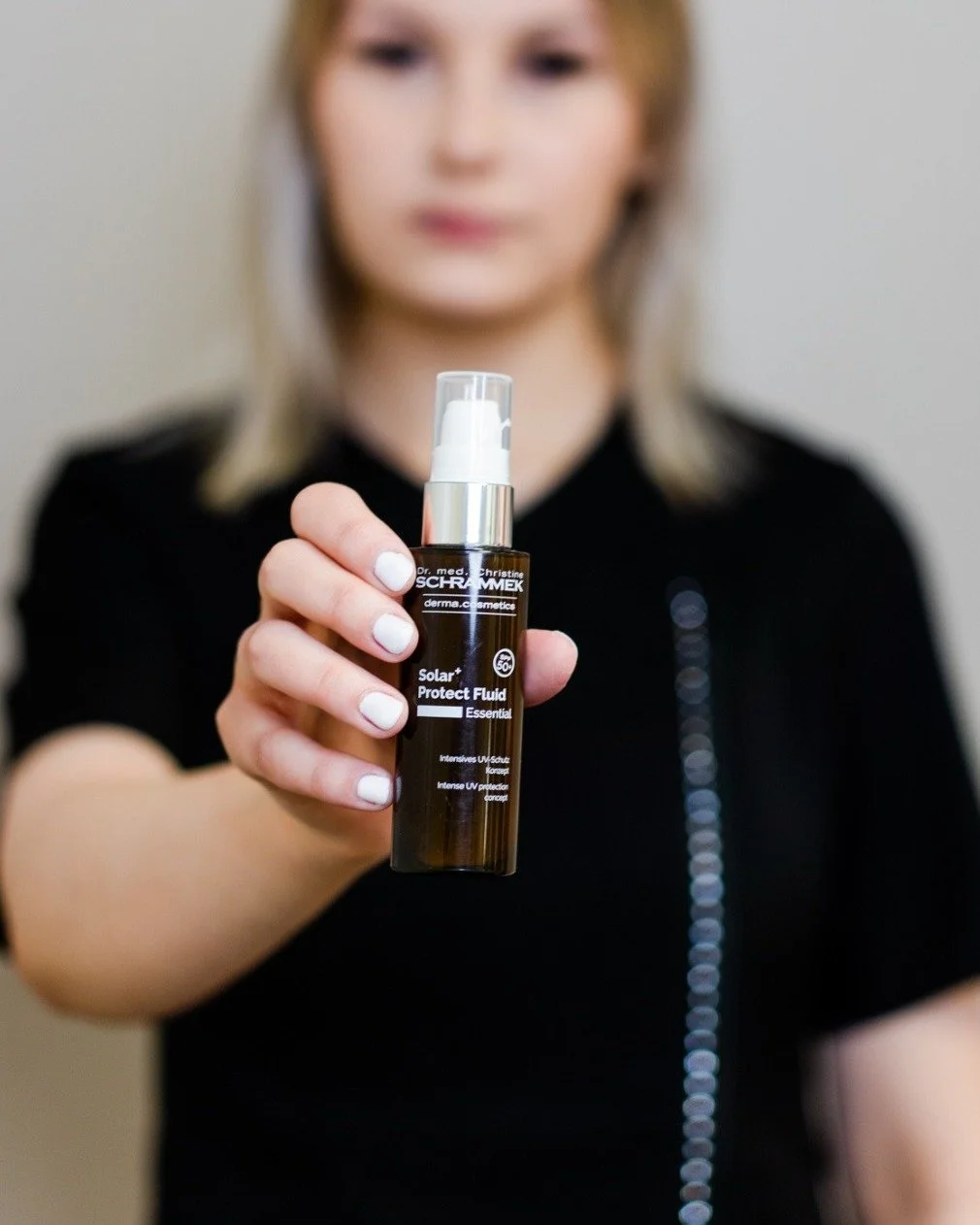 Kun puhutaan ihon pitk&auml;ik&auml;isest&auml; hyvinvoinnista eli skin longevitysta, huomio kiinnittyy usein aktiiviaineisiin, hoitoihin ja uusimpiin innovaatioihin. Tehokkain tapa tukea ihon hyvinvointia on kuitenkin yll&auml;tt&auml;v&auml;n yksin