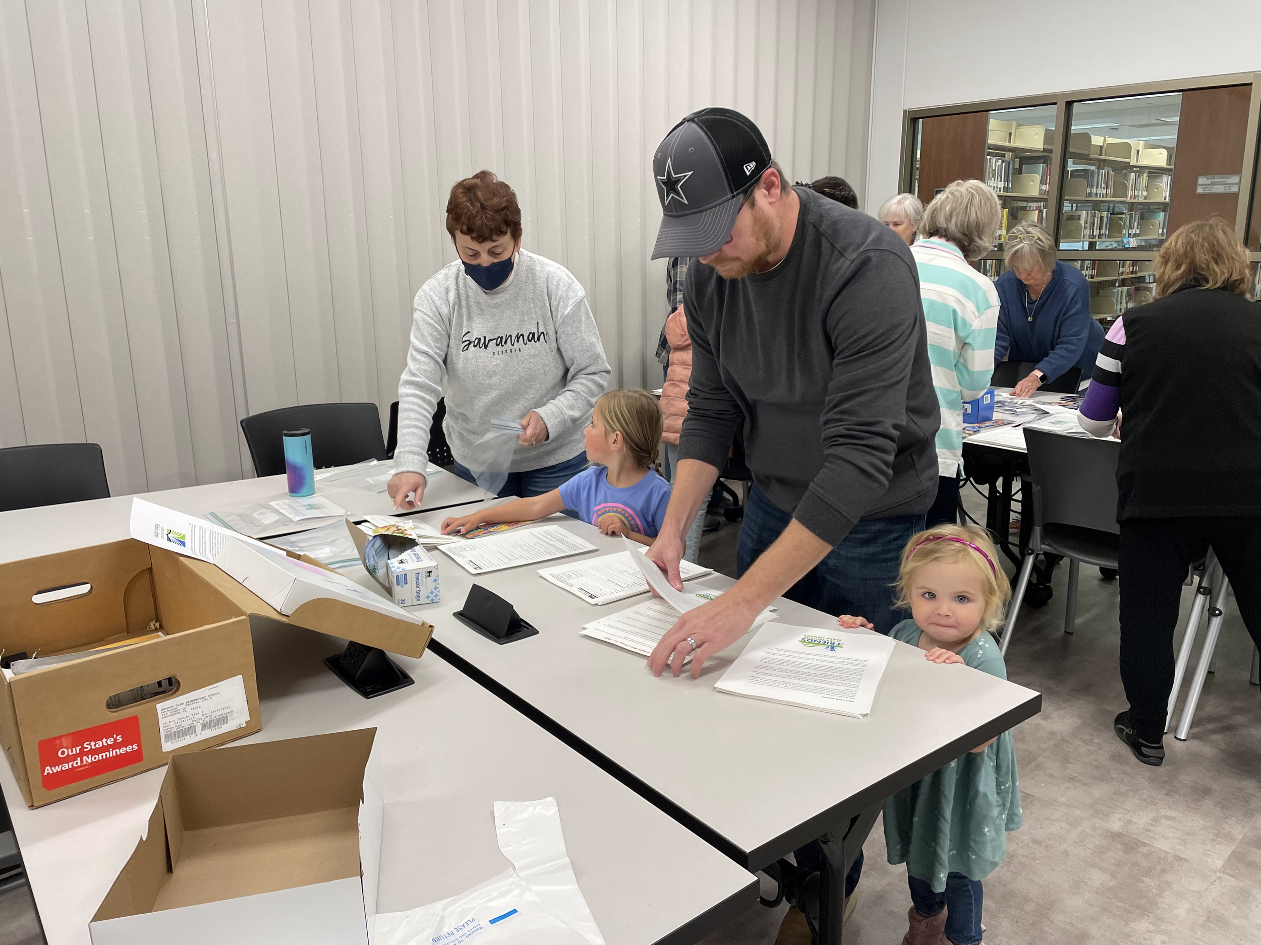 Families volunteering together