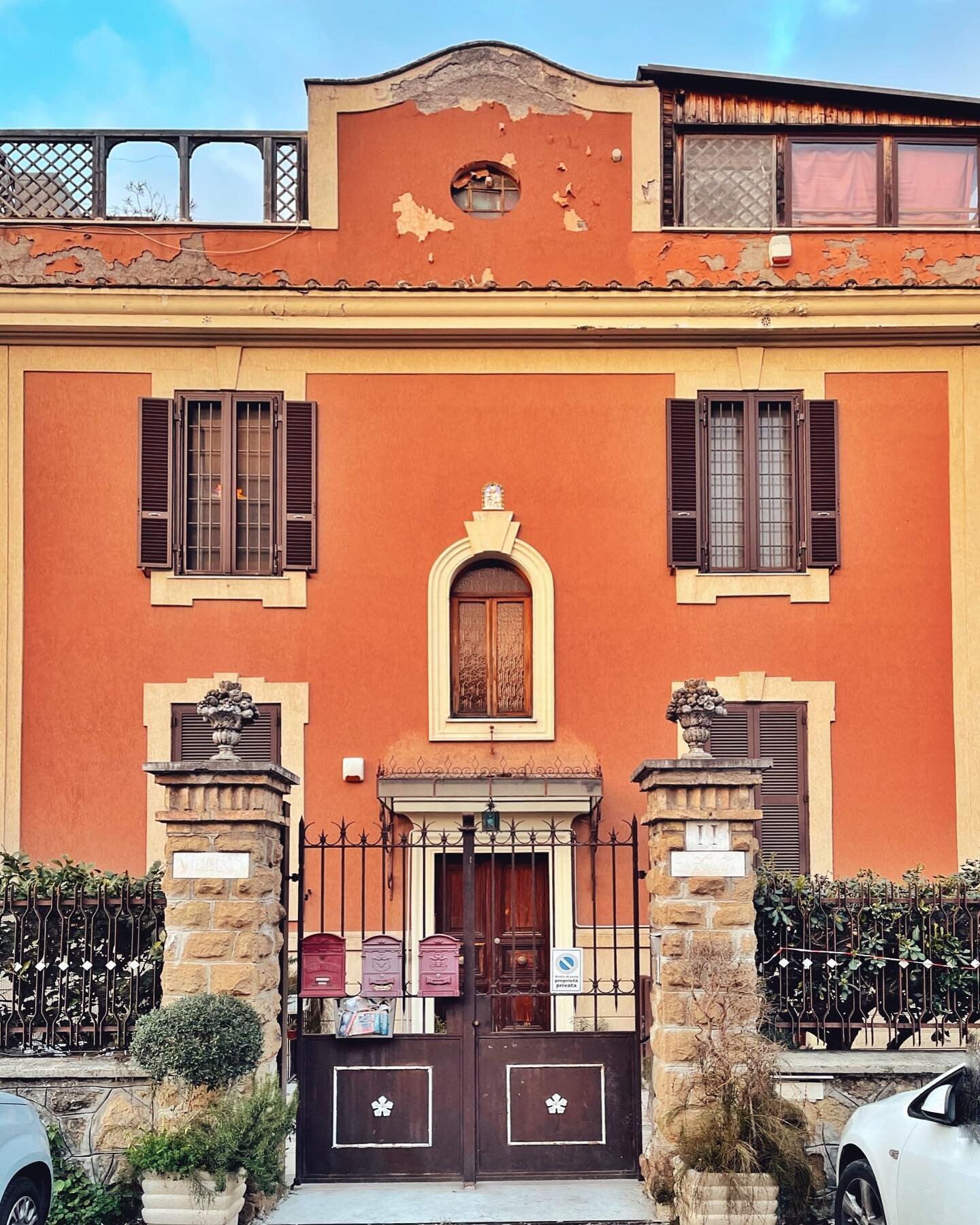Marzo tinge, aprile dipinge.
Noi tingeremo questo marzo con tanti colori.

Quelli dei villini di Montesacro, dei dipinti pop di Andy Warhol, degli affreschi di Santa Cecilia o delle architetture magiche di Gino Copped&egrave;.

👉🏻 Scorri la foto, g