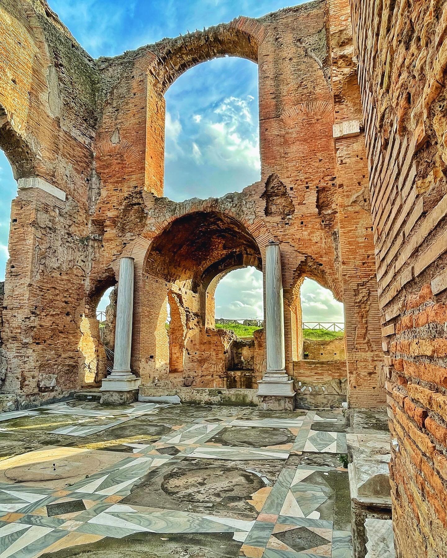 La Villa dei Quintili sull&rsquo;Appia antica &egrave; una delle pi&ugrave; importanti e grandi ville della Roma imperiale.

Era una residenza grandissima, con appartamenti, terme, teatro, ippodromo, fontane&hellip; visitata e camminare attraverso i 