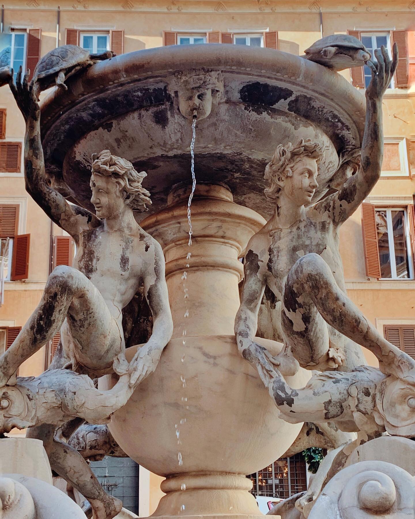 Riconosci questa Fontana? Si, &egrave; proprio la &ldquo;Fontana delle Tartarughe&rdquo; di Piazza Mattei.

Sapevi che inizialmente non aveva le tartarughe? 

&Egrave; incredibile che a volte le cose pi&ugrave; belle nascano a causa di un errore&hell