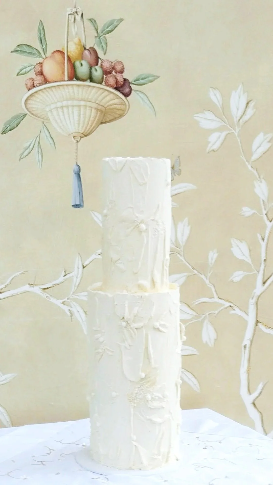 A late-summer wedding cake in understated luxury. Vanilla bean–infused white chocolate ganache, sculpted into elegant draped folds, conceals two indulgent flavour combinations:
Bergamot, lemon curd & vanilla bean Swiss meringue buttercream.
Chocolate