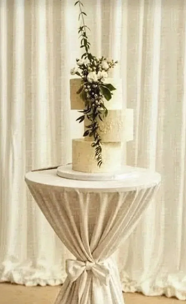 A ‘silhouette’ of cream on cream — an expression of understated elegance and simplicity.
Finished in smooth white ganache with delicate relief stencil work, creating subtle texture and depth that catches the eye as the light moves across the surface.