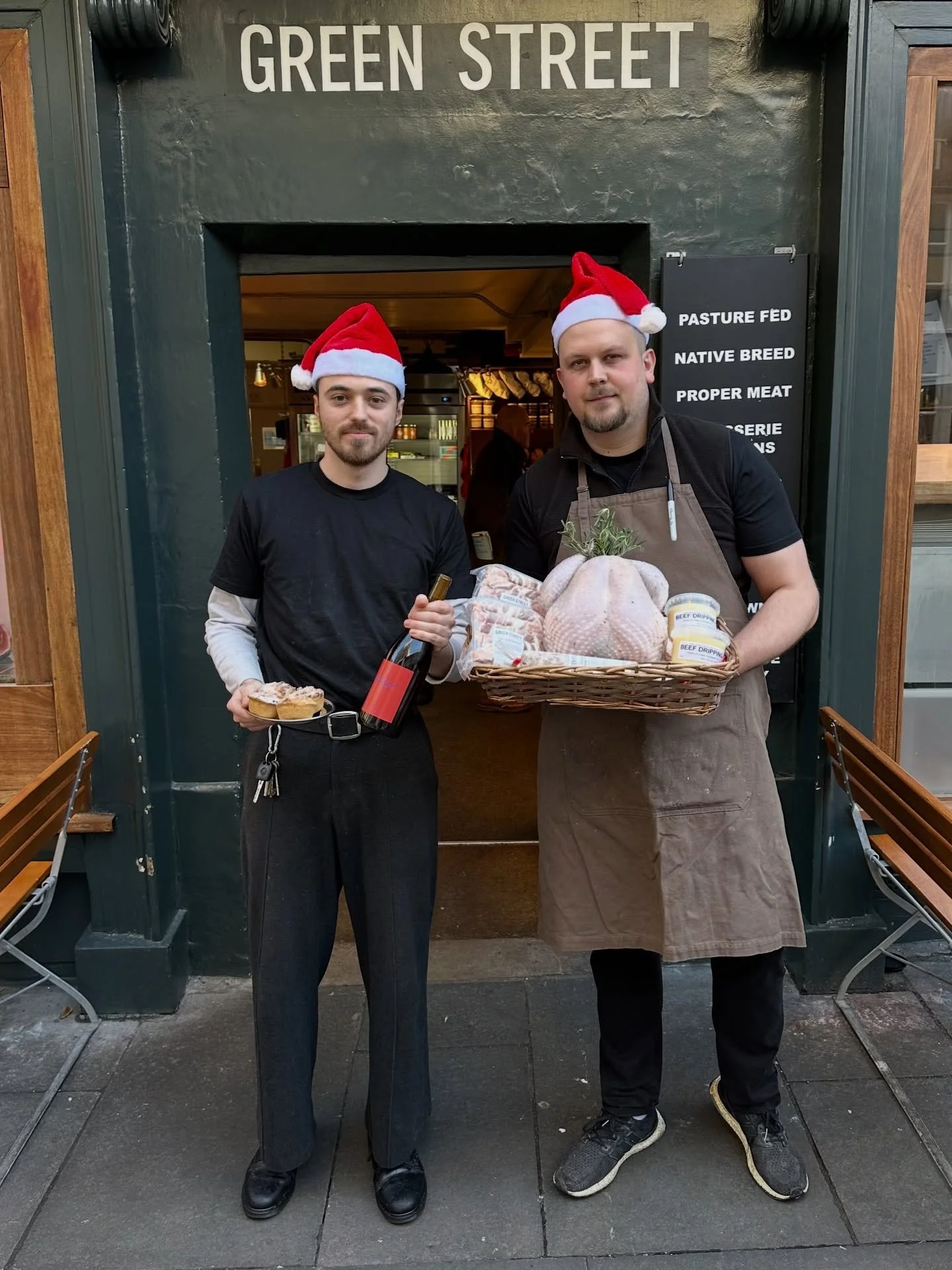 🎄 WIN YOUR CHRISTMAS FEAST 🎄 Only 20 sleeps until the big day &amp; we&rsquo;re giving away a Green Street hamper filled with...

- 8kg Woolley Park turkey
- 2 packs of pigs in blankets
- Tube of sage, cranberry &amp; chestnut stuffing
- Green Stre