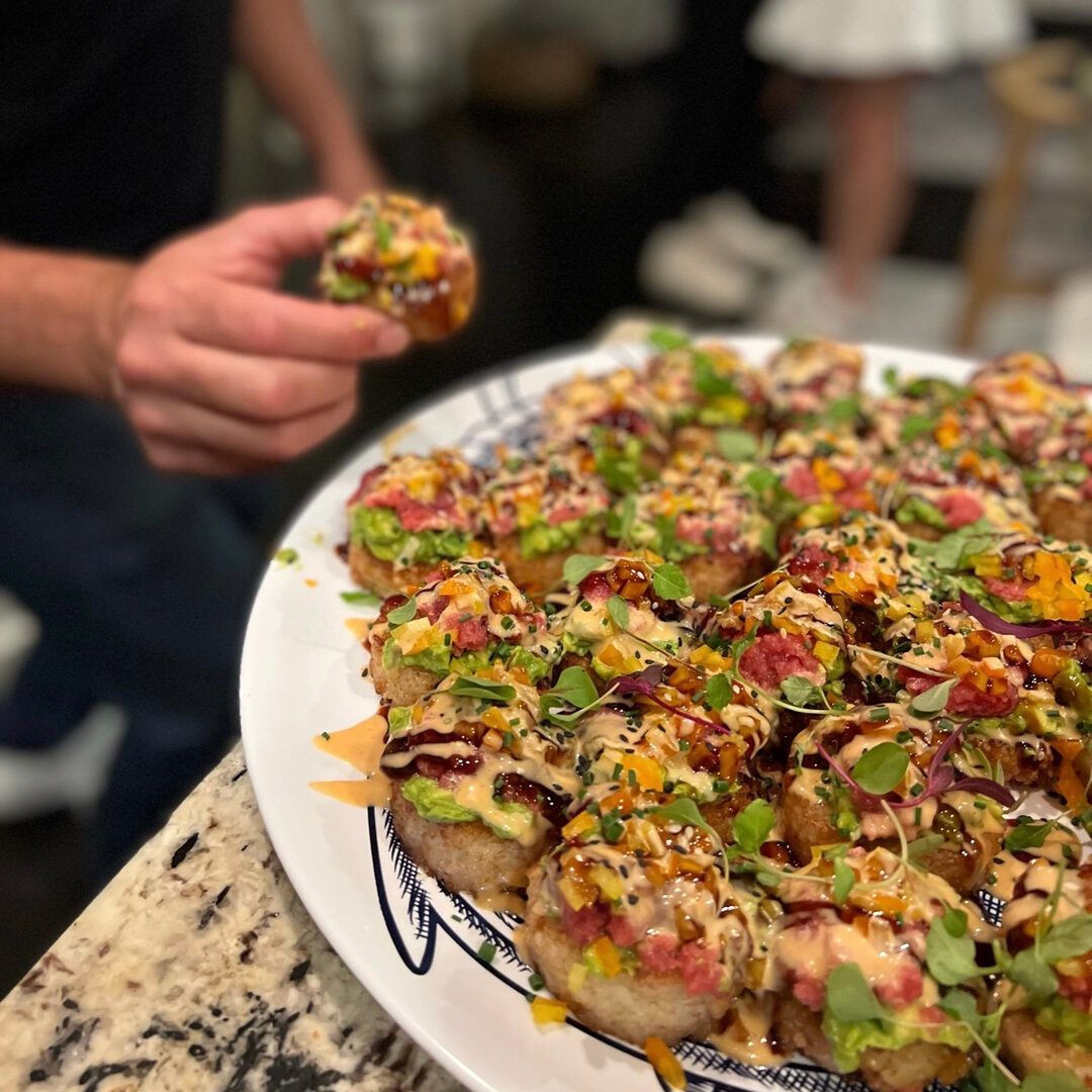 On this Labor Day, treat your guests to the ultimate new American staple - Rice Browns @ricebrownscrispyrice​​​​​​​​
​​​​​​​​
With a Chef David @knifeandgrill 'by the sea' twist 🍣​​​​​​​​
Tuna * Avocado * Microgreens * Chives * Spicy Mayo * Sweet Gl