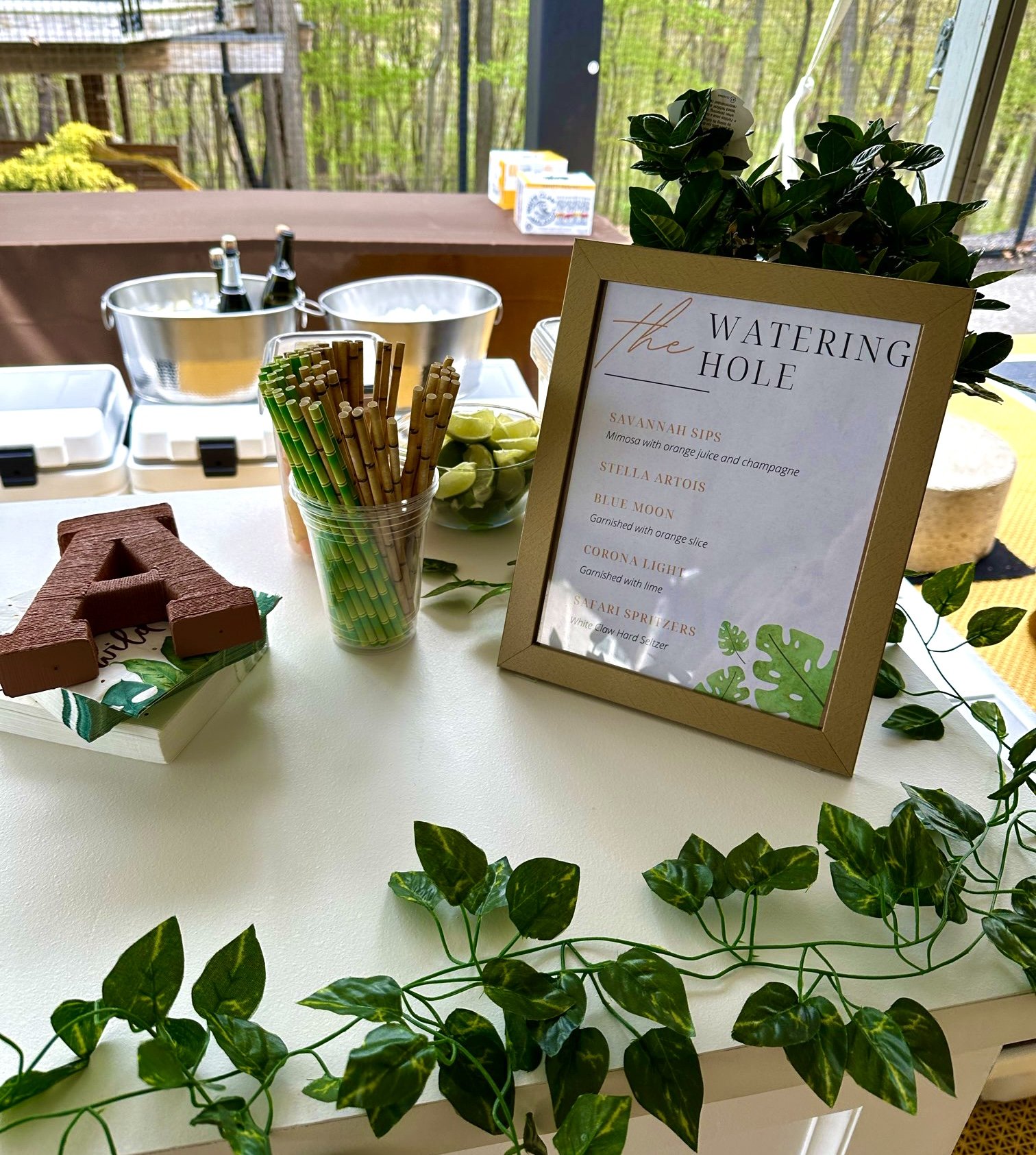 Table with a fruit bowl and sign