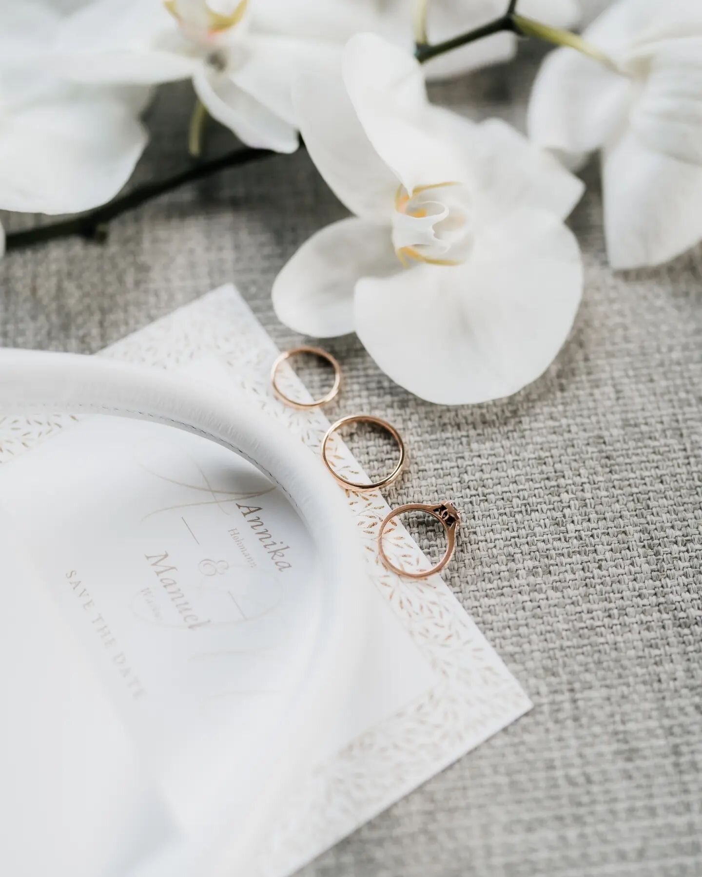 Details &amp; Accessoires 💍
_______________________
#jimmychoo #wedding #hochzeitstorte #hochzeitskleid #hochzeit2023 #bingenamrhein #rhein #braut