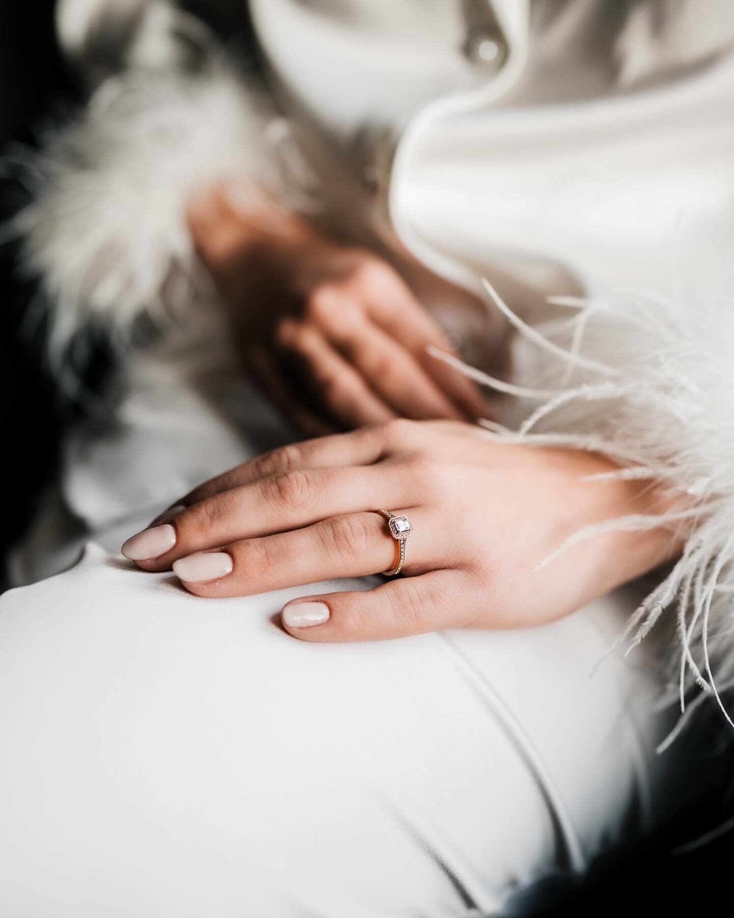 Throwback to this civil wedding 

Bride: @annikahohmann
Jewelry: @leomathild_jewelry 

#civilwedding #hochzeit #winterwedding #hochzeitsfotograf