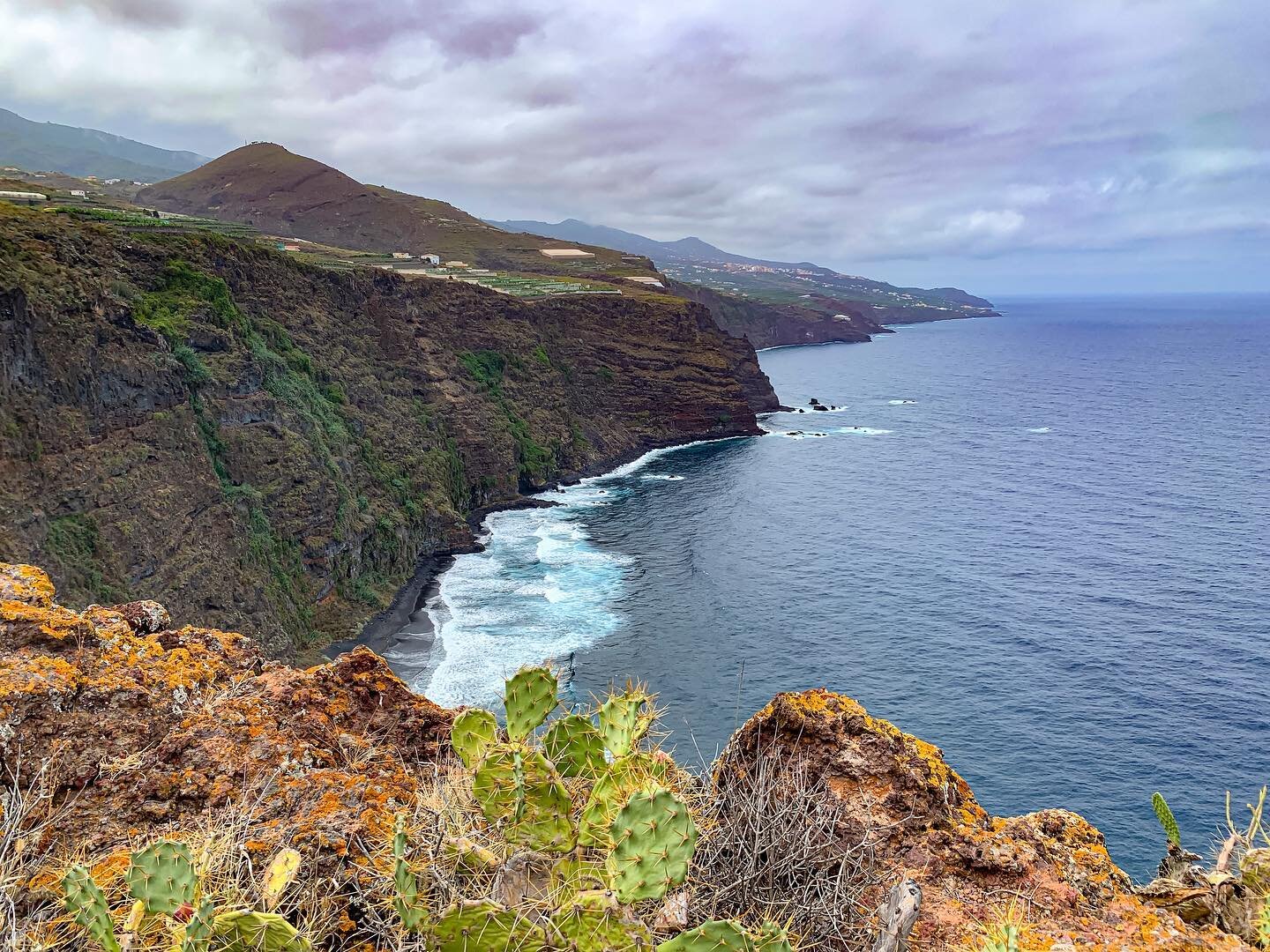 { Viajando en la #latituddevida }
Part.1 🇮🇨 La Palma

#laislabonita #islacanarias #lapalma #canarie #playadenogales #cliff #latitudinedavivere #canarieislands #trekking #walking #ontheroad #lapalmaislabonita #lapalmalovers #lapalmacanarias #travelp