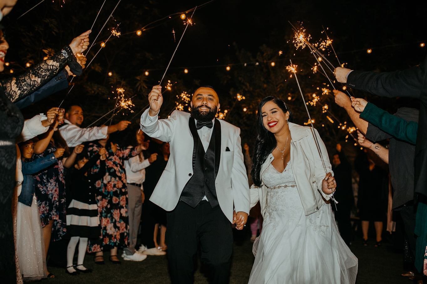 Going into wedding weekend like 🎇 

Who loves a sparkler exit?!

📸: @the.rovito.collective 

Planning + Design: @emilydumontevents

.
.
.

#sparklerexit #grandexit #weddinggrandexit #2023bride #2023bridetobe