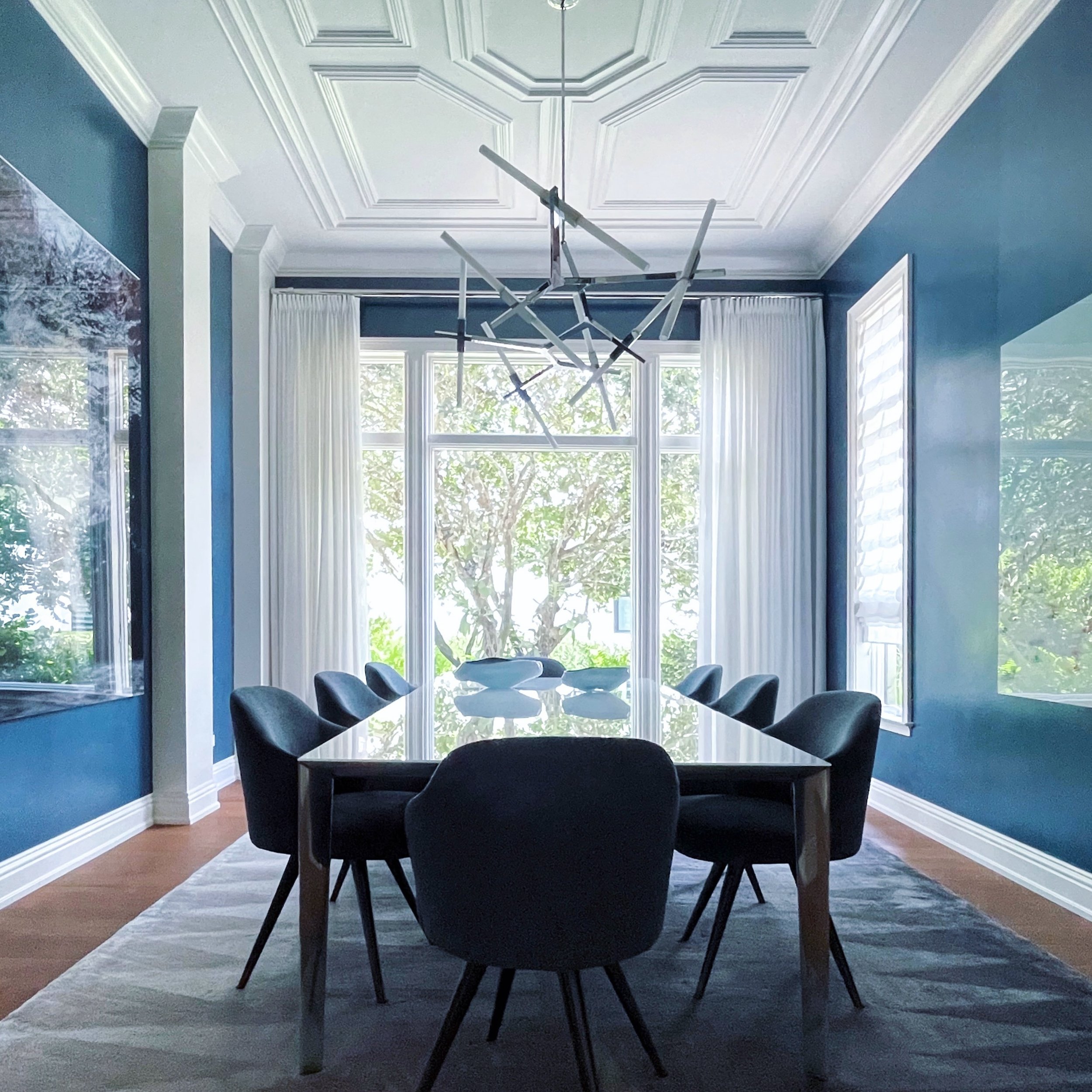 Ceilings are a place most people overlook unless you create something beautiful 💙 think outside the box and get inspired @sandraasdourianinteriors  #ceiling #ceilingdesign #diningroomdesign #diningroomdecor #interiordesignideas #diningroomsofinstagr