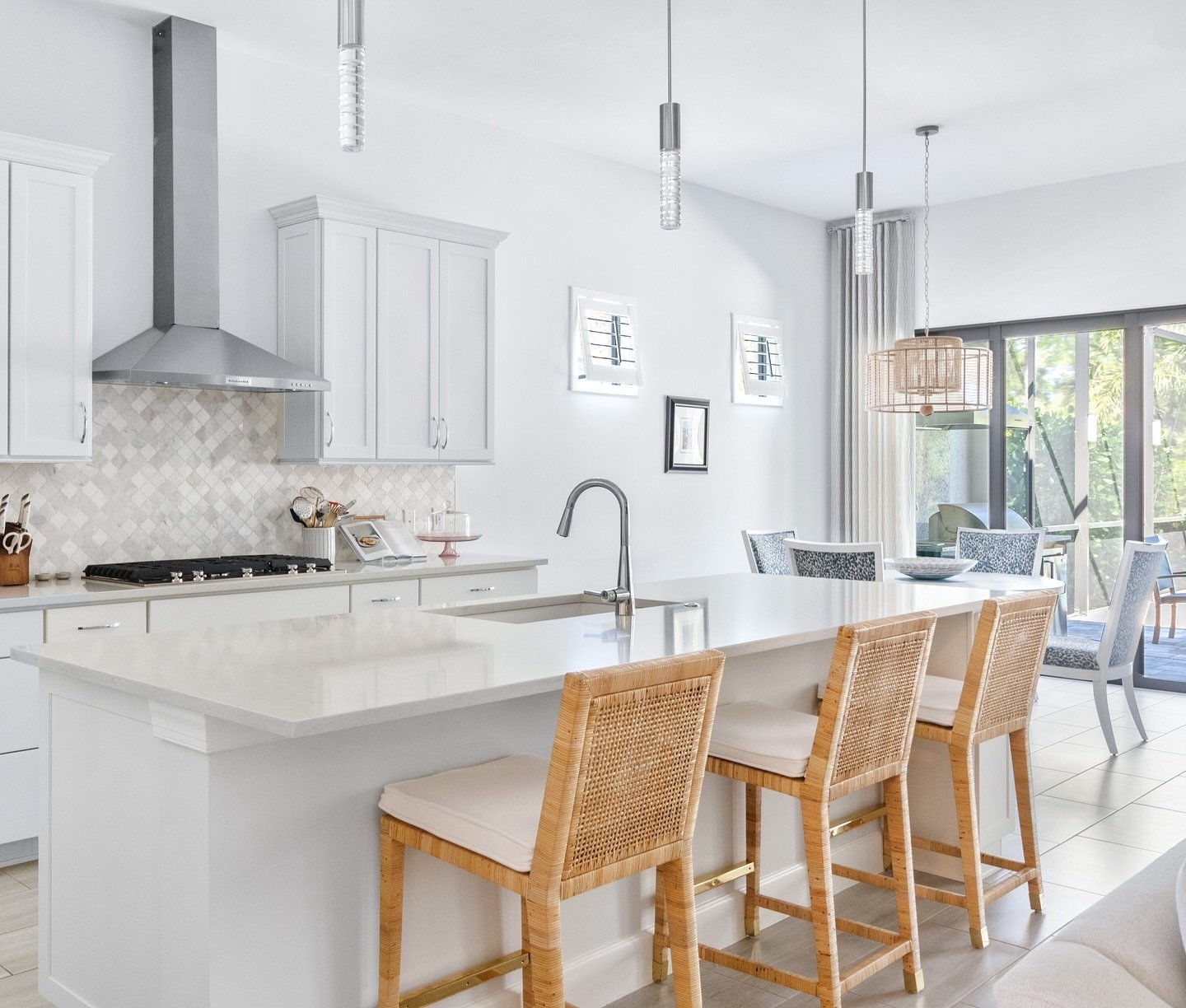 The kitchen is the heart of the home💙 We love the coastal vibes of this design with touches of contemporary elements🌿 Follow along for more @sandraasdourianinteriors photography 📷 @jsmolinaphotography #kitchendesign #loveyourhomeagain #BehindTheDe