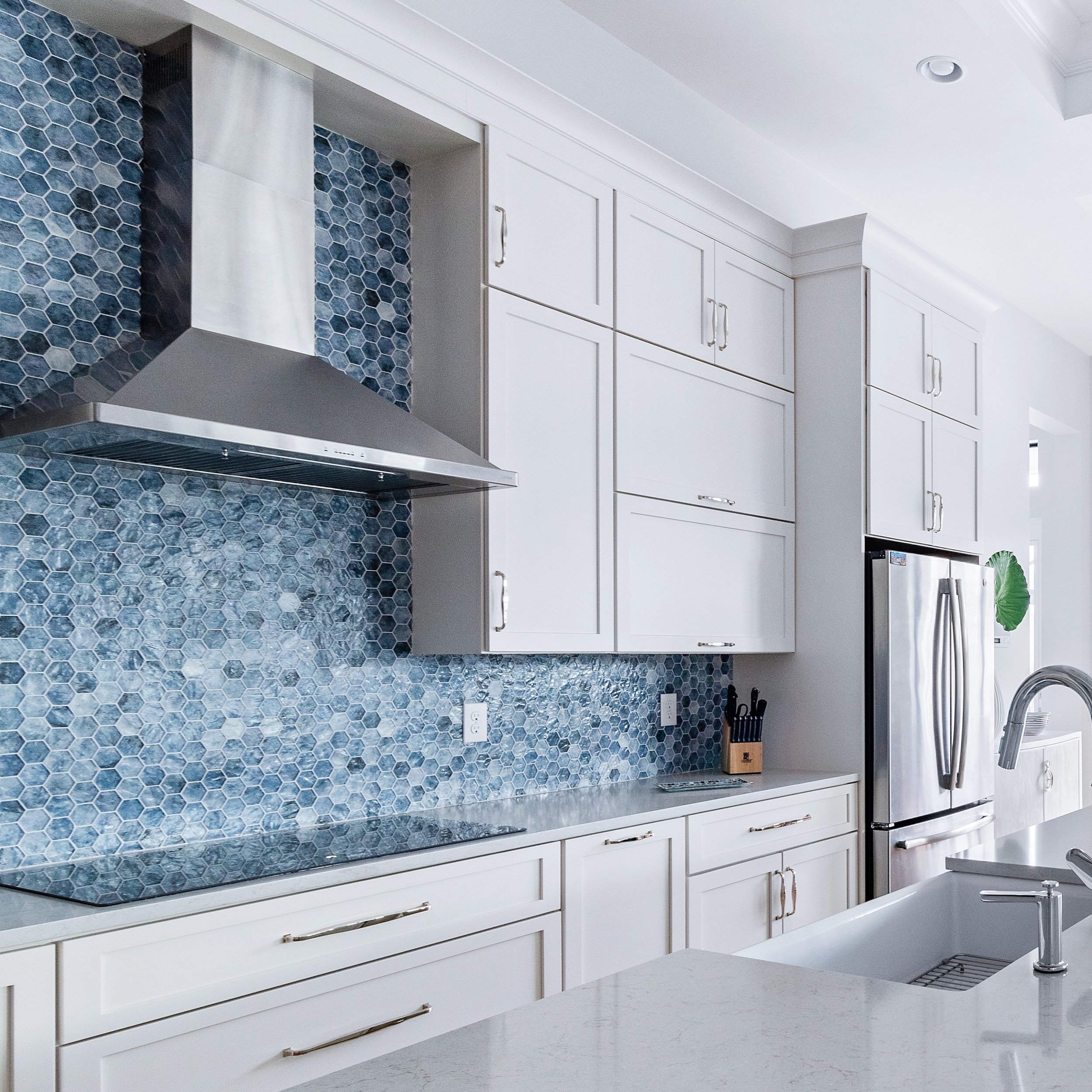 What does your backsplash say about your kitchen? We love the touch of color in this all-white kitchen. Perfect for this coastal home.💙 Get inspired @sandraasdourianinteriors #kitchendesign #backsplash #design #loveyourhome #designer #naplesinterior