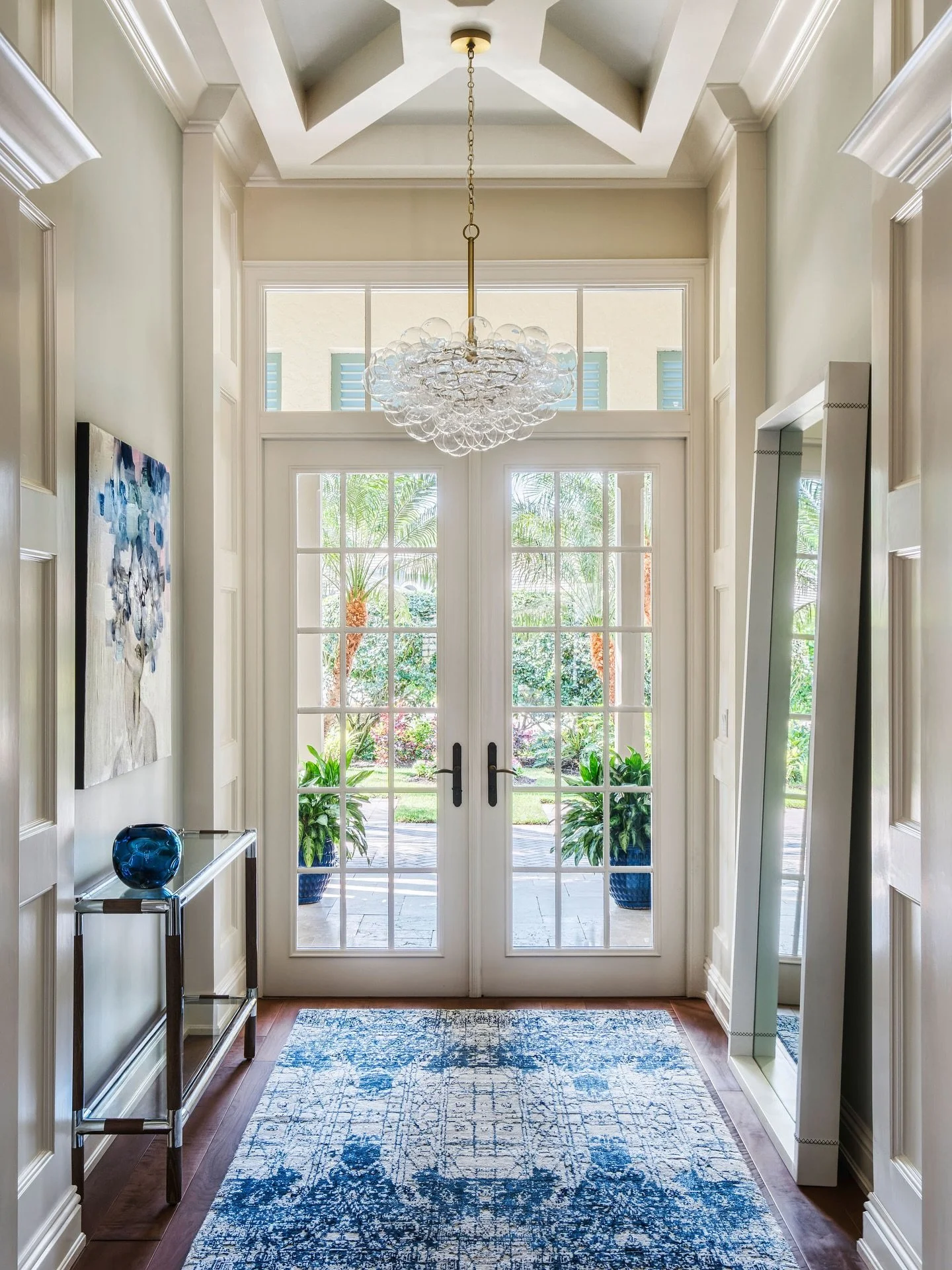 Make a great first impression; your foyer is the first place your guests experience, so make it spectacular. 💙Learn more and join our blog, link in bio @sandraasdourianinteriors photography @tristanheeb #foyerdecor #foyers #interiordesigninspiration