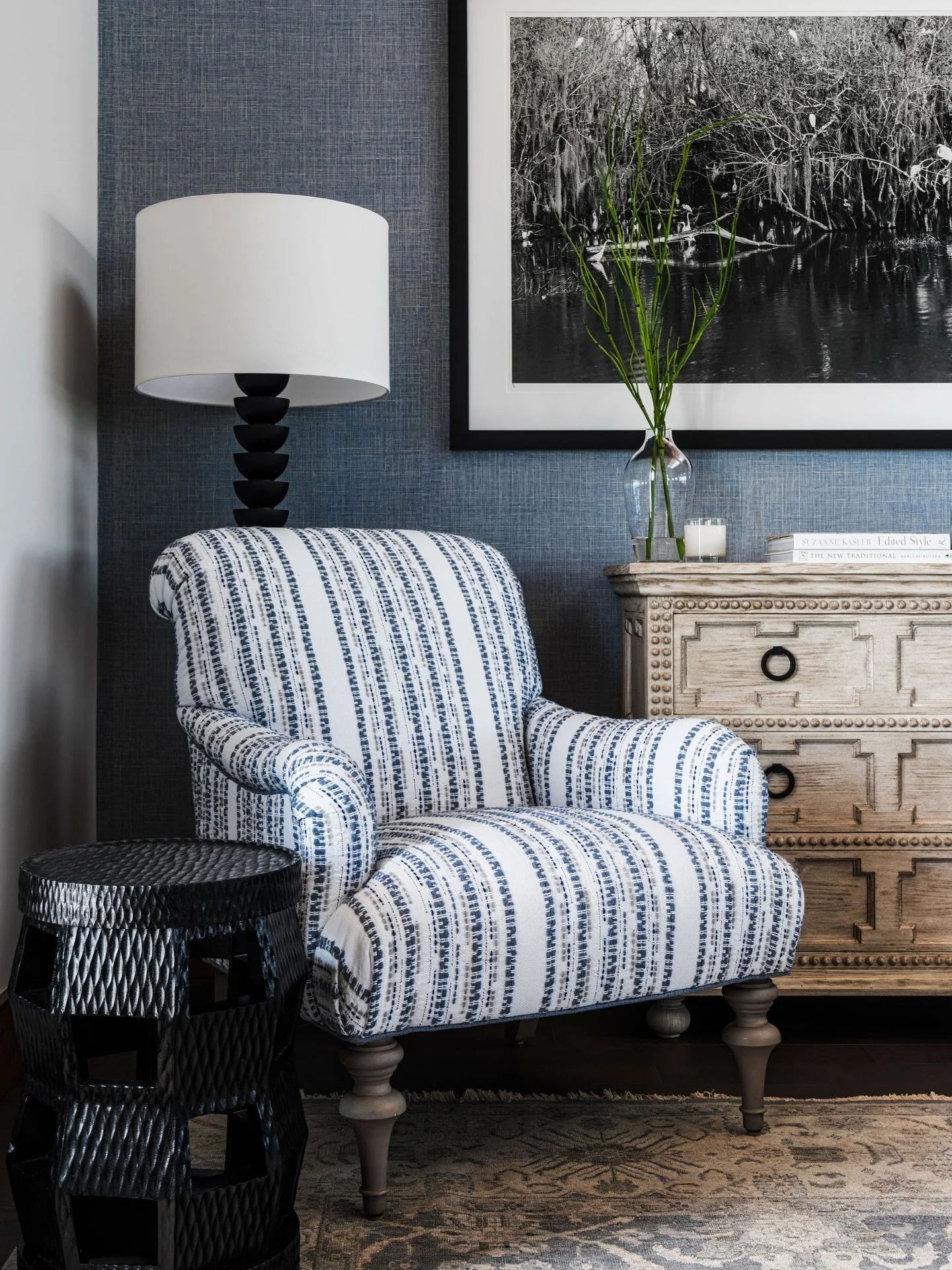 A cozy chair is truly invaluable! It's perfect for unwinding, diving into a good book, or enjoying a delightful nap. Comfort brings joy! 😊 Get inspired @sandraasdourianinteriors photography @tristanheeb #chairsofinstagram #loveyourhomeagain #sandraa