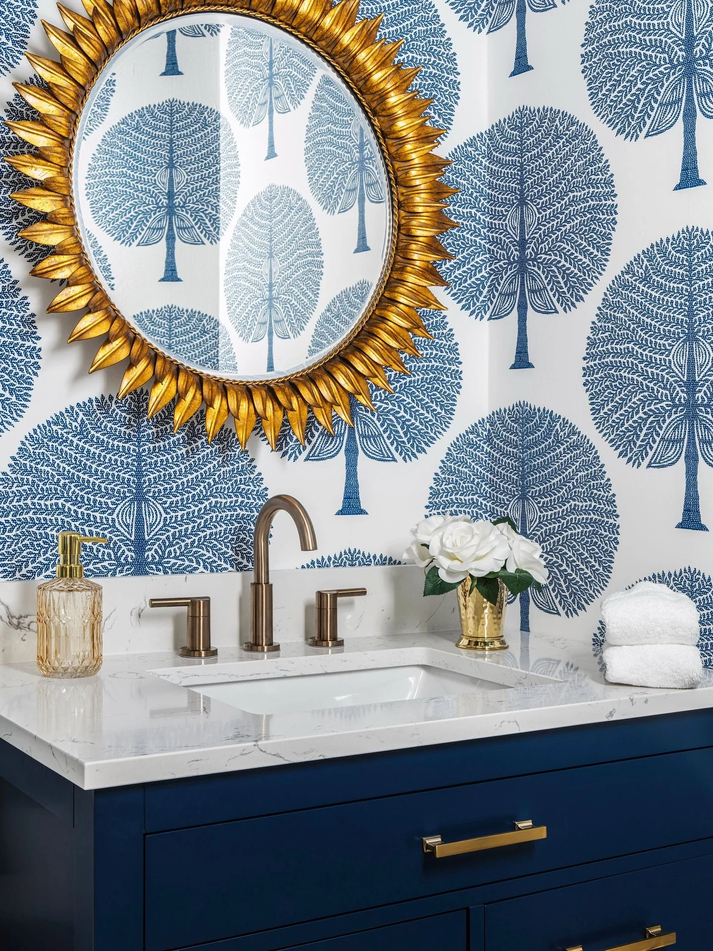 Powder rooms shine with the addition of stunning wallpaper 💙 Get inspired @sandraasdourianinteriors photography @tristanheeb #naplescontemporarycoastalinteriordesigner #sandraasdourianinteriors #powderroomdesign #design #interiors