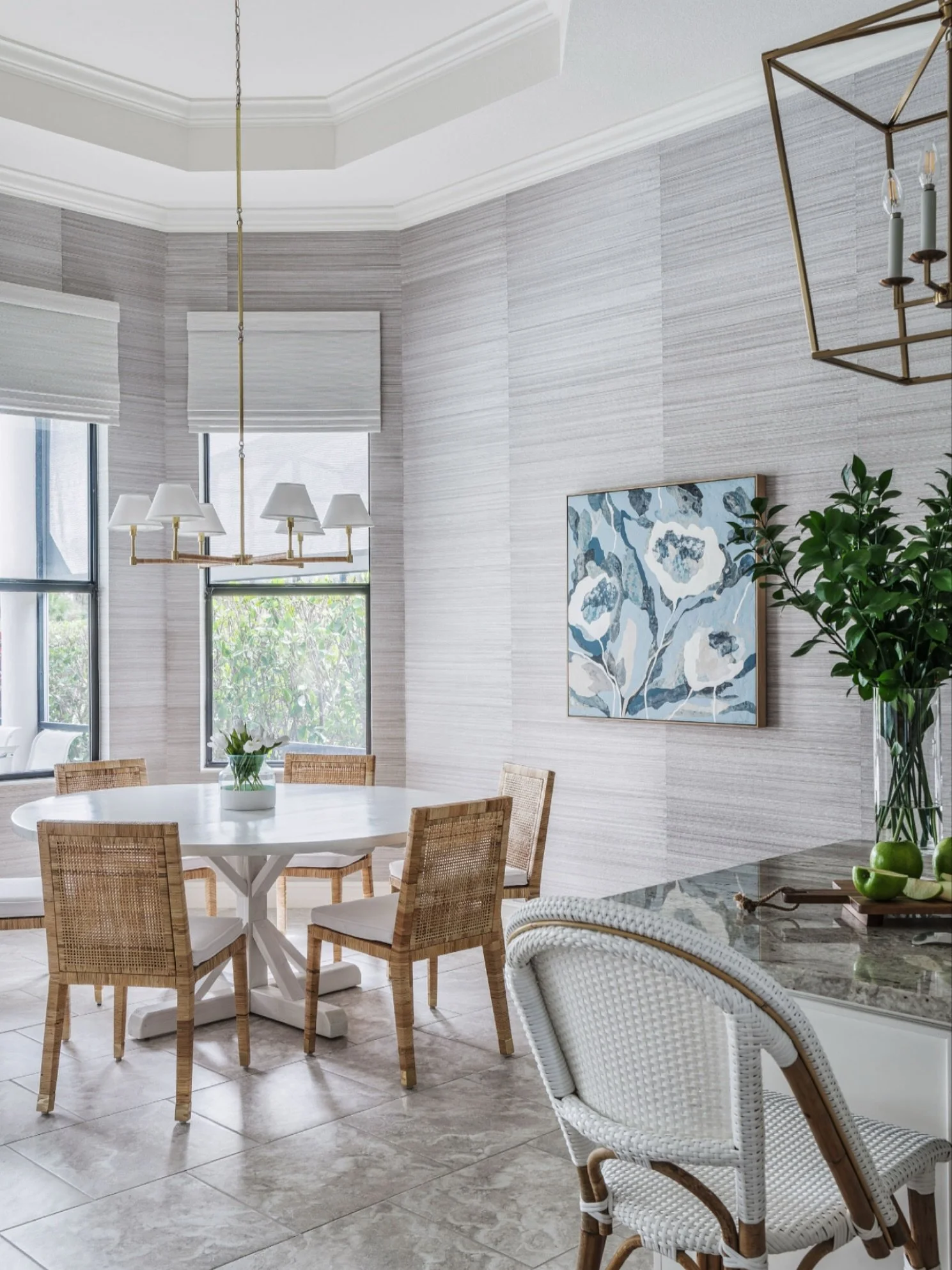 The perfect spot to relax and enjoy your morning coffee. We love the textured @phillipjeffriesnewyork wallpaper in this design. See more of this stunning project @sandraasdourianinteriors&mdash;link in bio. Photography by @tristanheeb. #naplescontemp